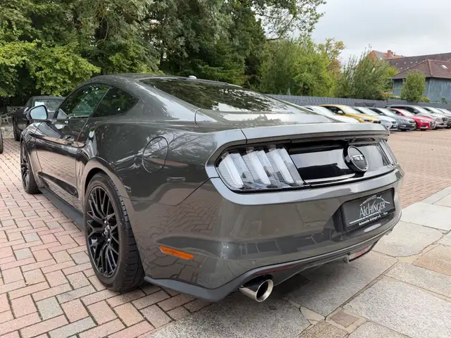 Ford Mustang view 9