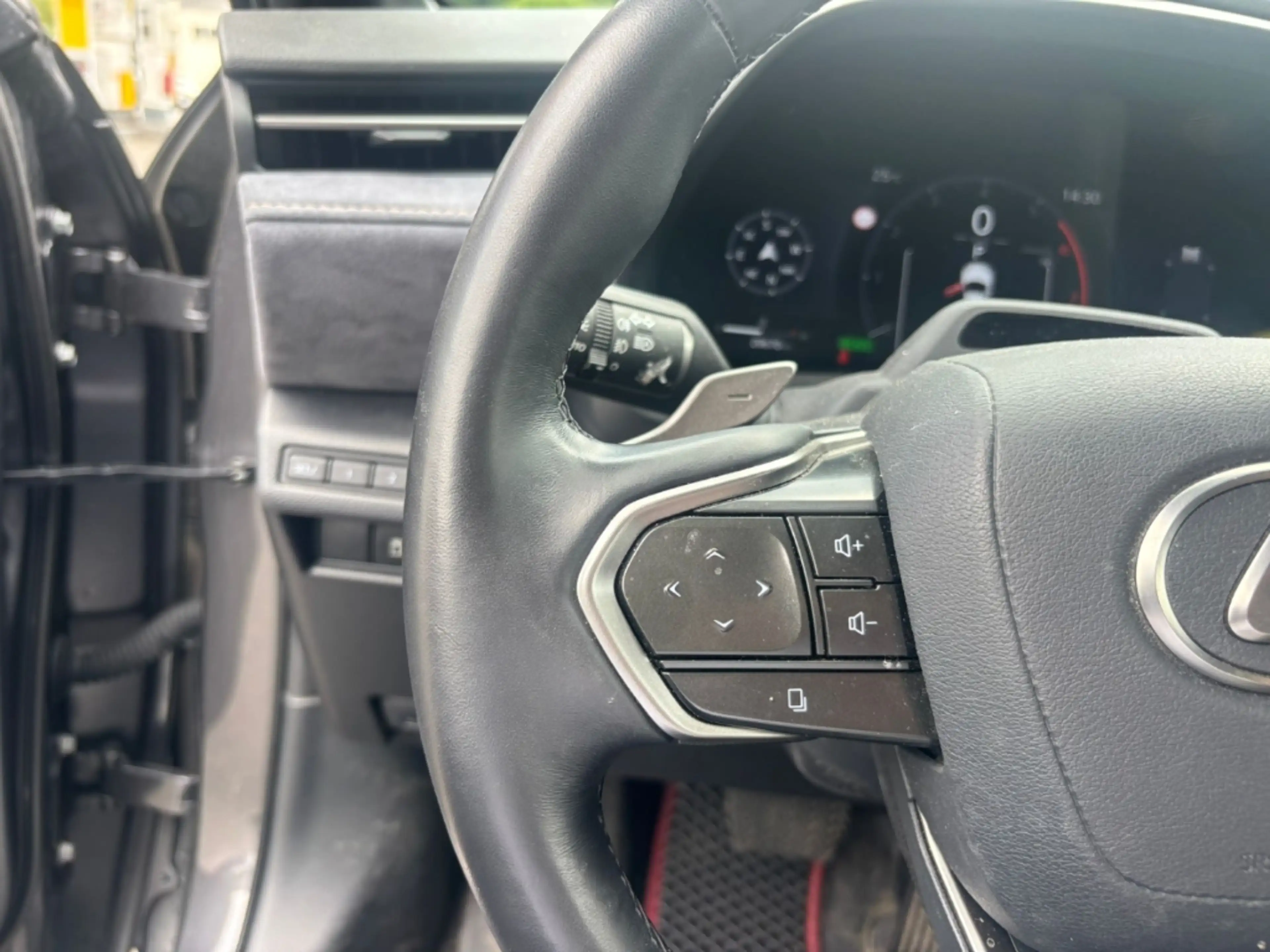 Lexus LBX E-Four Cool 4x4 *HUD+Navi+Memory Sitze+Mark Levins — photo 15