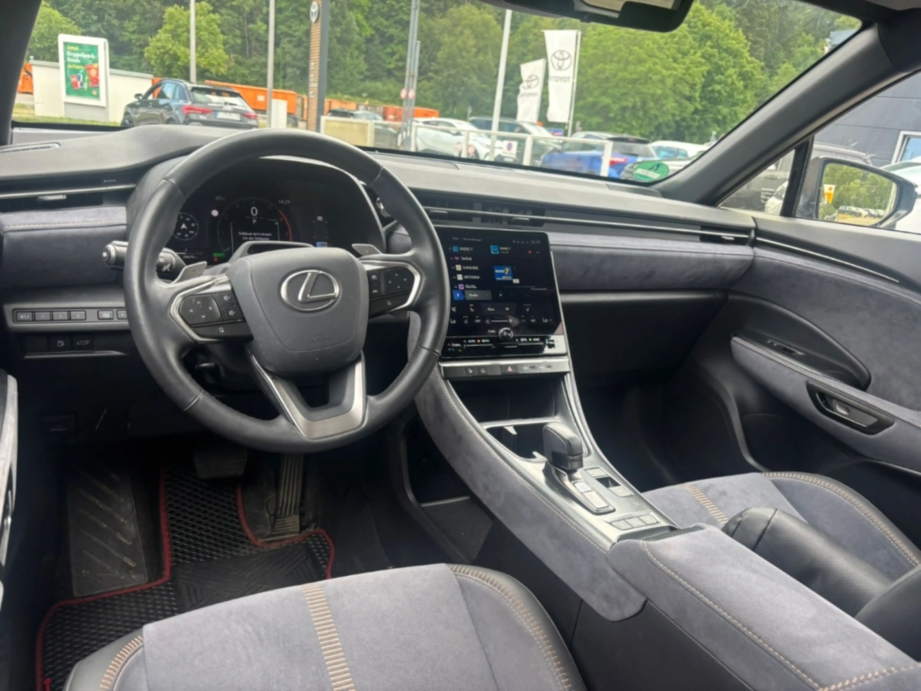 Lexus LBX E-Four Cool 4x4 *HUD+Navi+Memory Sitze+Mark Levins — photo 13