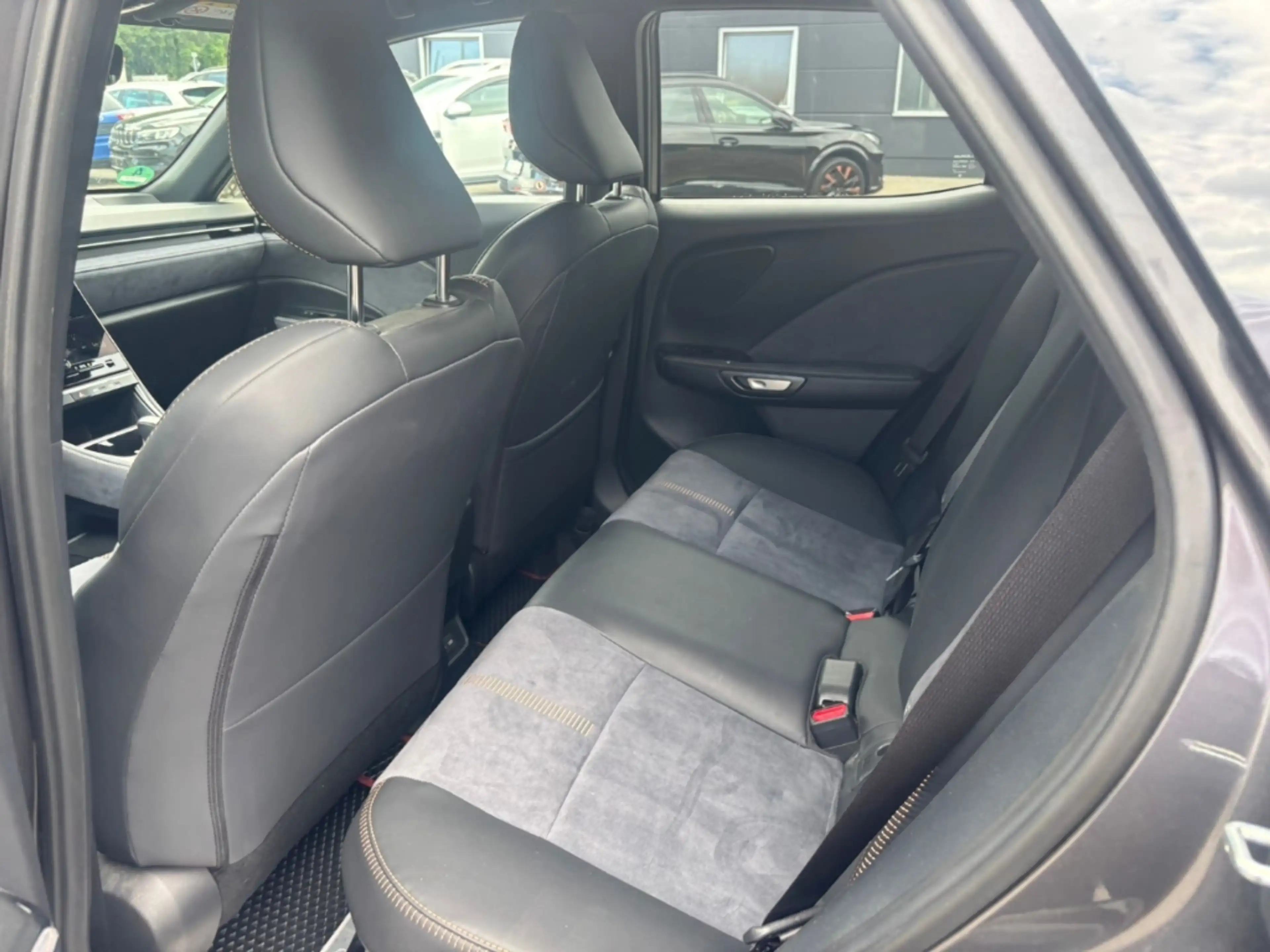 Lexus LBX E-Four Cool 4x4 *HUD+Navi+Memory Sitze+Mark Levins — photo 10
