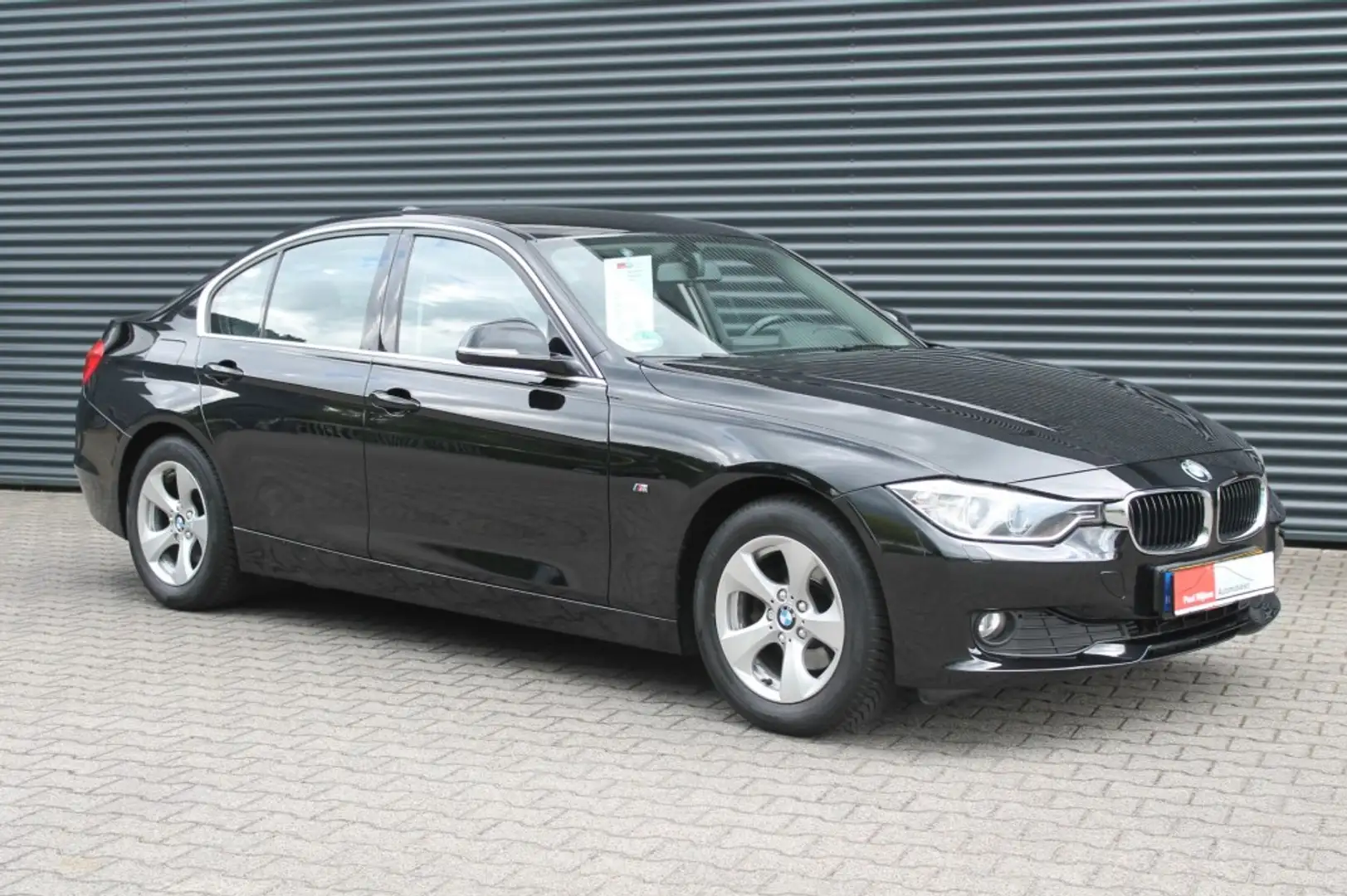 BMW 320 BMW 320i Sedan Edition High Executive Zwart - 1