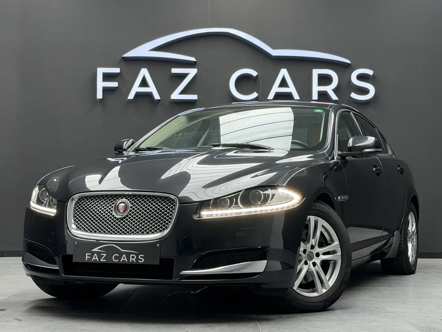 Jaguar XF * Réservé * Grau - 1