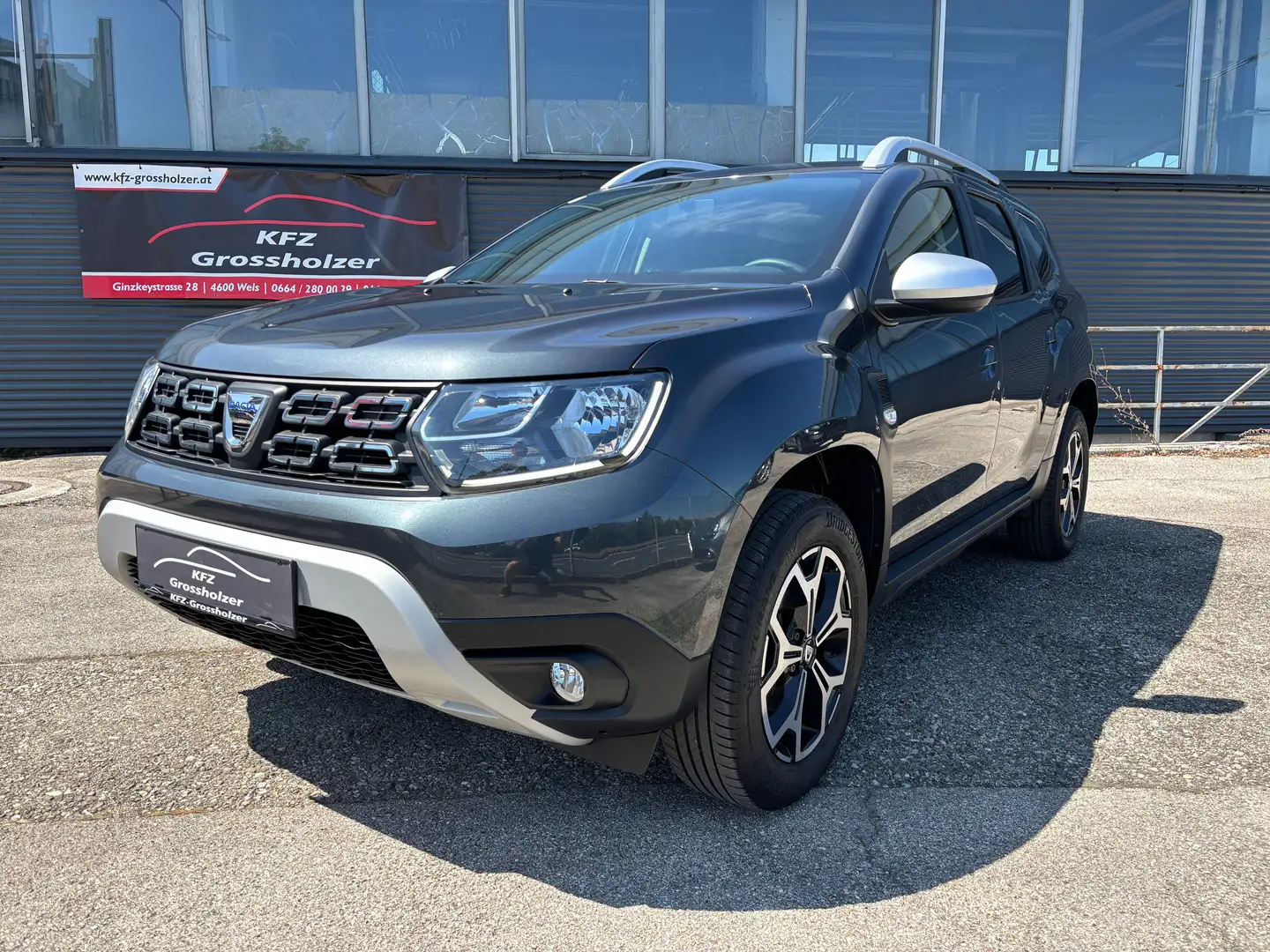 Dacia Duster Prestige TCe 130 PF "NUR 16.000 KM" Grau - 2