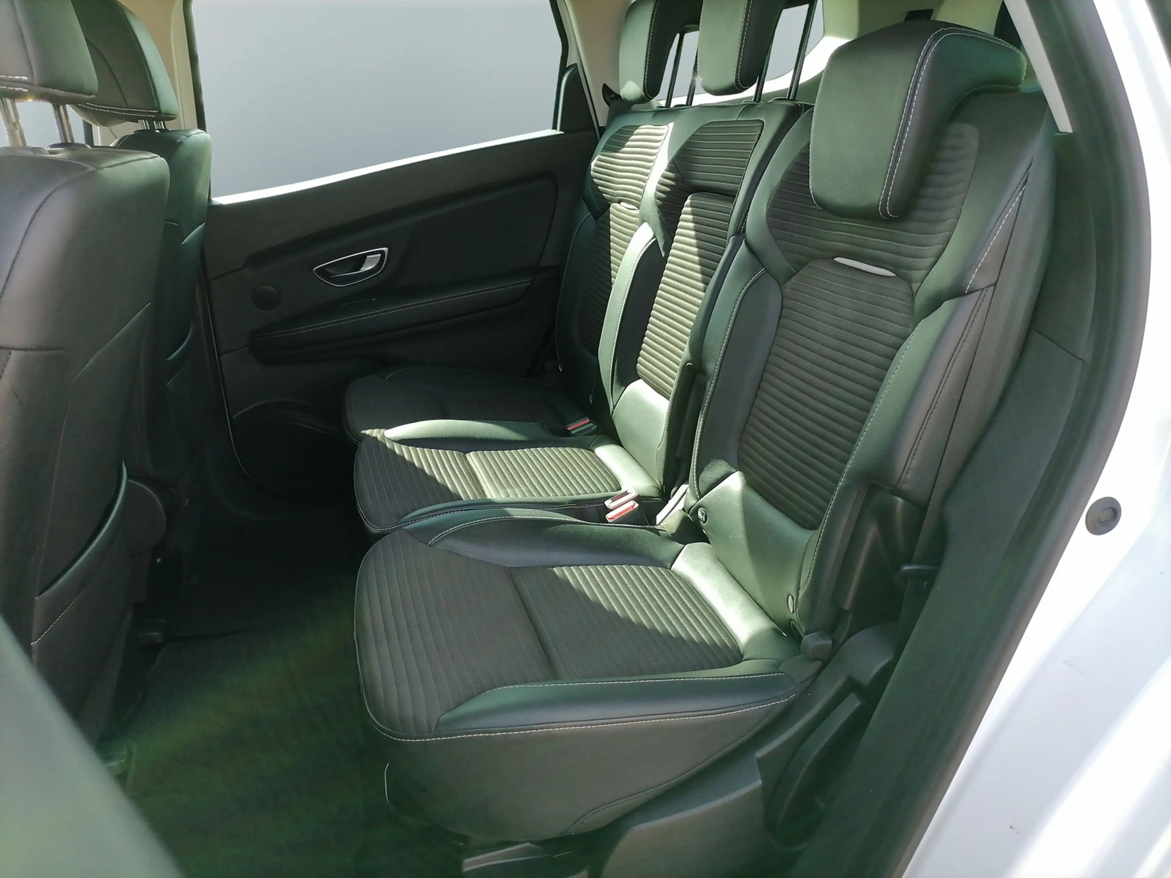 Renault Grand Scenic BOSE-Edition 1.7 BLUE dCi 120 — photo 9