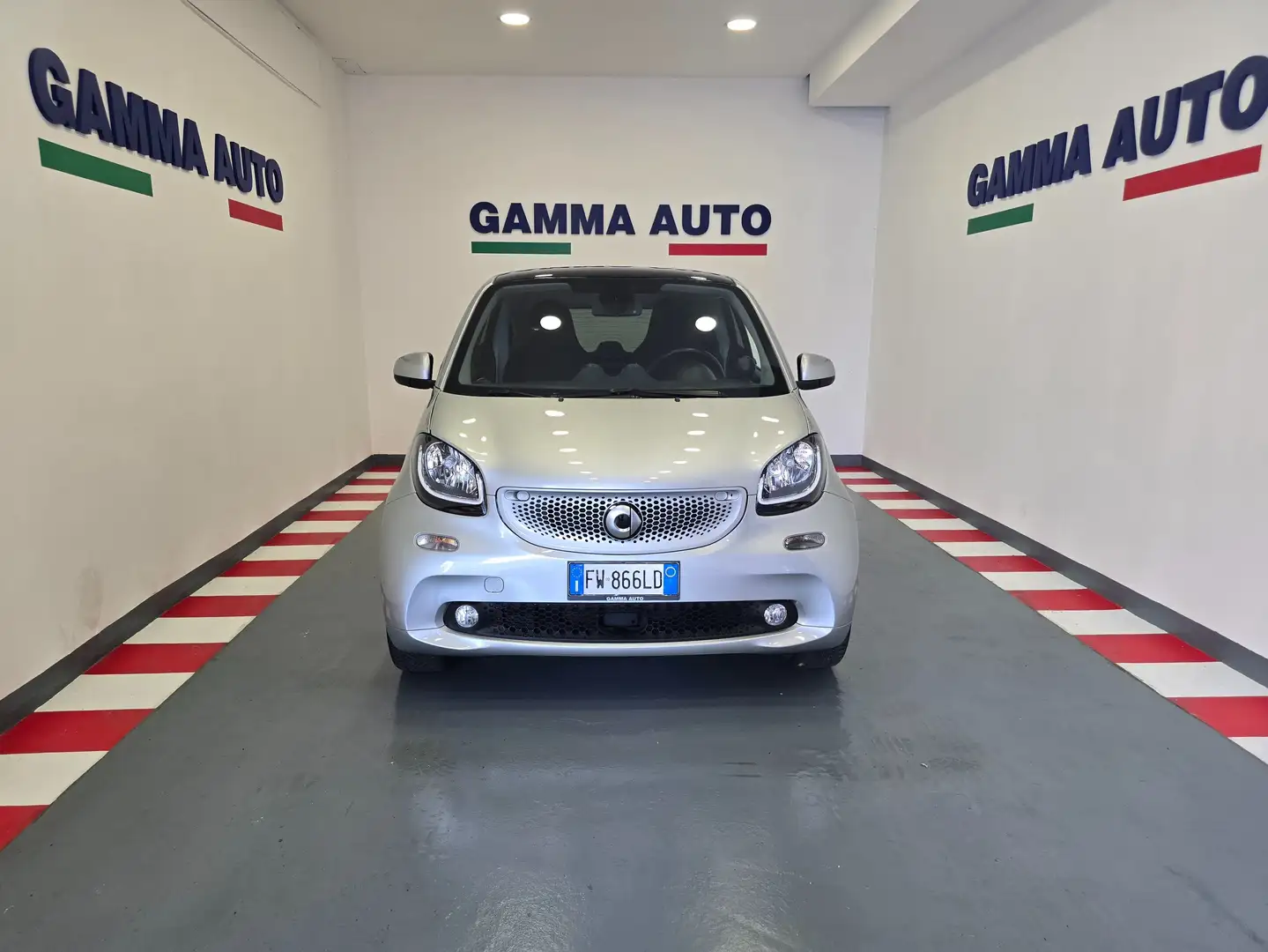 smart forTwo SUPERPASSION TURBO 90CV TWINAMIC SILVER MET Zilver - 1