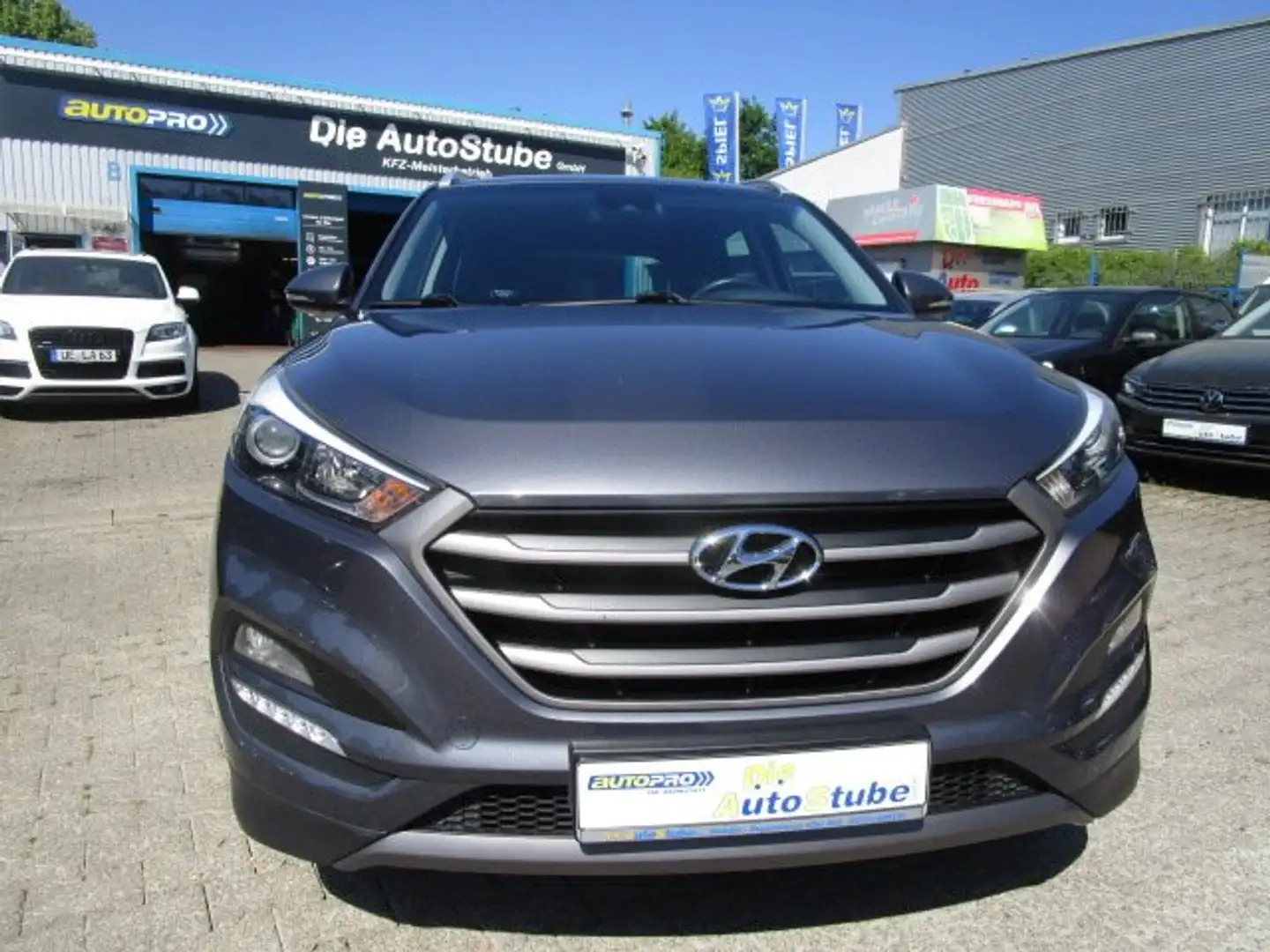 Hyundai TUCSON Intro Edition 4WD mit NAVI LED- AT Getriebe-Assist Grau - 2
