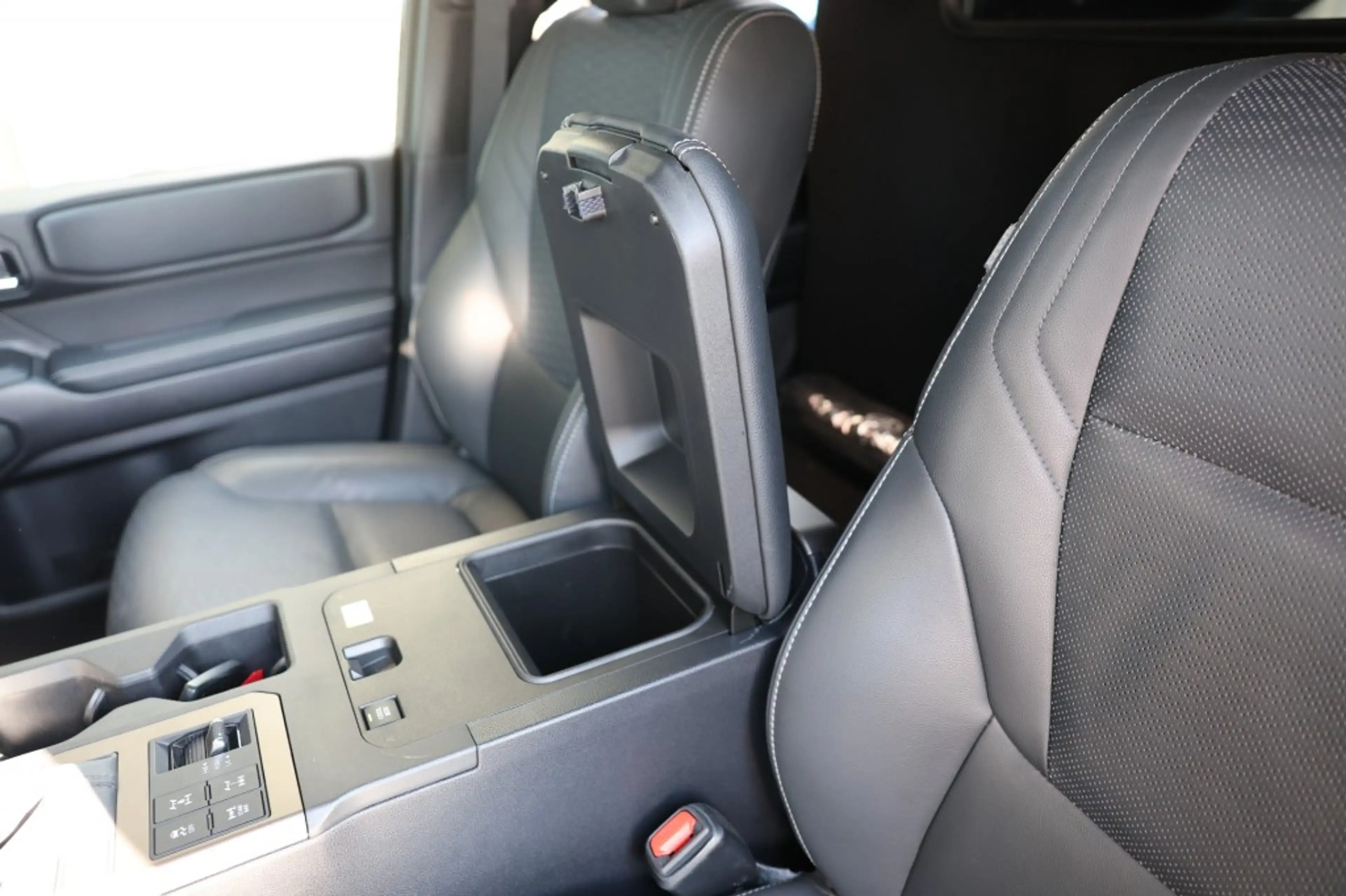 Toyota Land Cruiser 2.8 D-4D 5DRS PROFESSIONAL  A/T VAN — photo 9