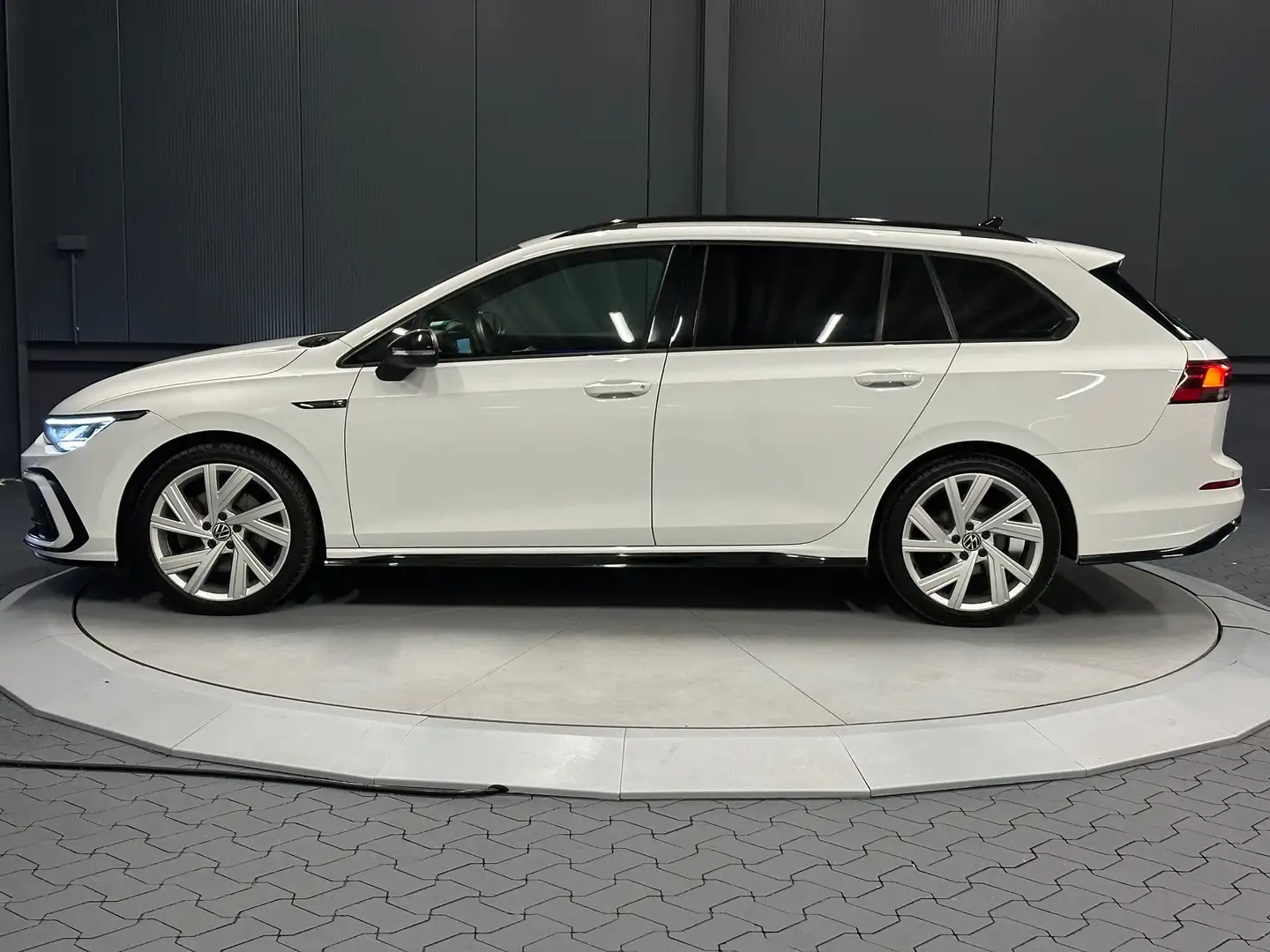 Volkswagen Golf Variant VIII R-Line *AHK*KAMERA*NAVI*Side-Assist* Blanco - 2