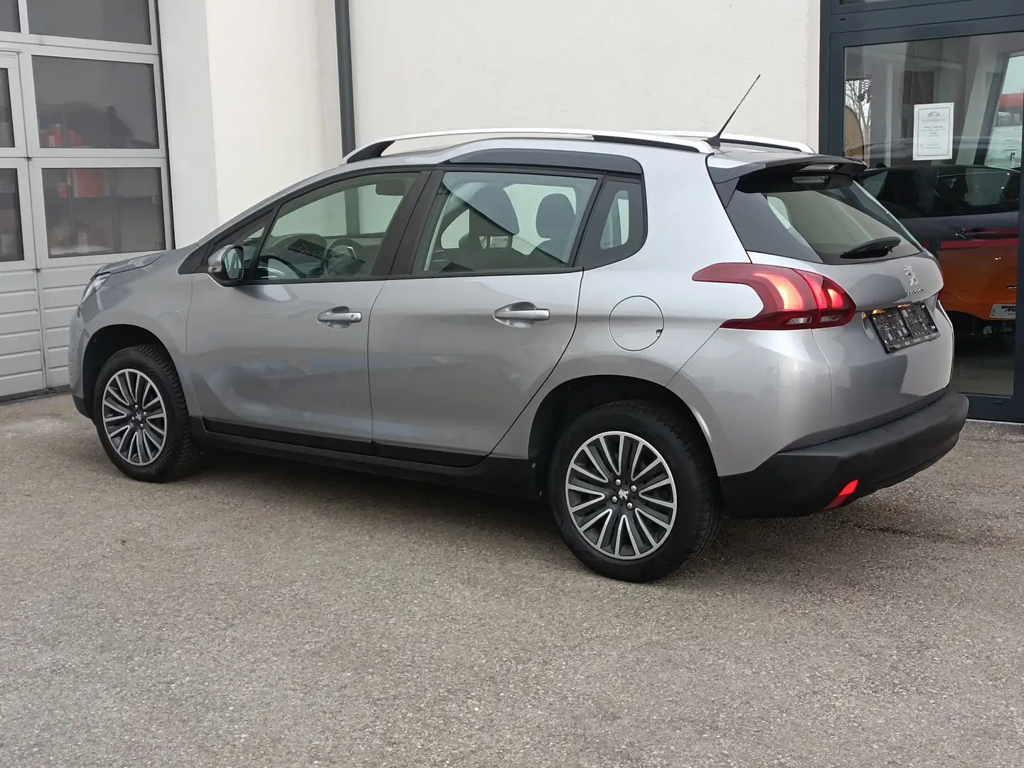 Peugeot 2008 1,2 PureTech 82 Active S&S, NAVI Gris - 2