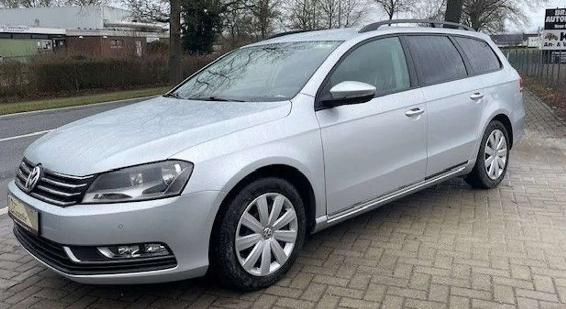 Volkswagen Passat Variant Trendline BlueMotion Silber - 1