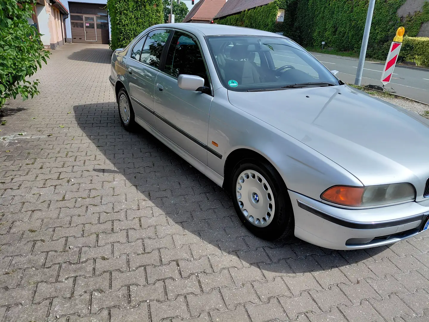 BMW 520 520i Scheckheft gepfl. Tüv 7/27 4x neue Allwr. Ezüst - 1