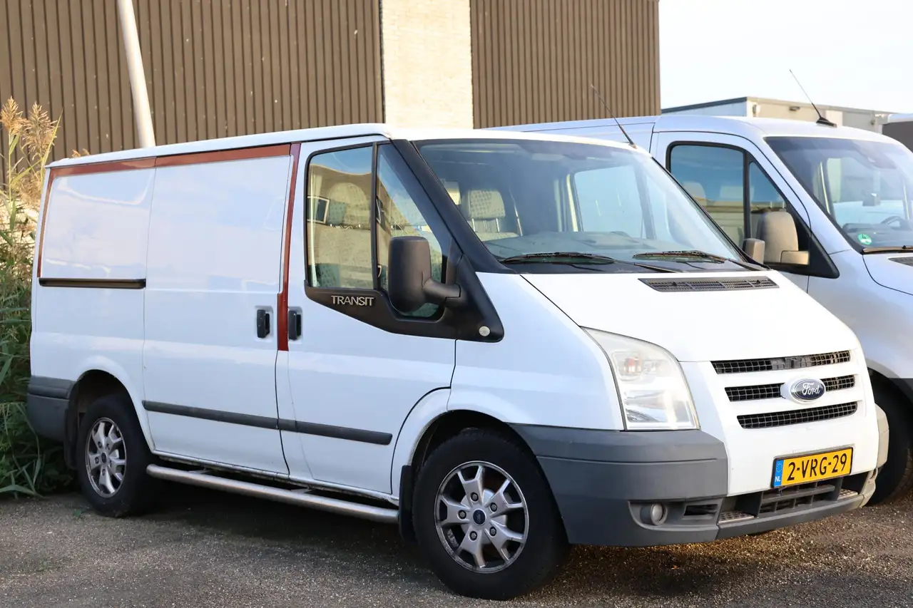 Ford Transit 260S 2.2 TDCI Ambiente SHD — photo 1 of 11