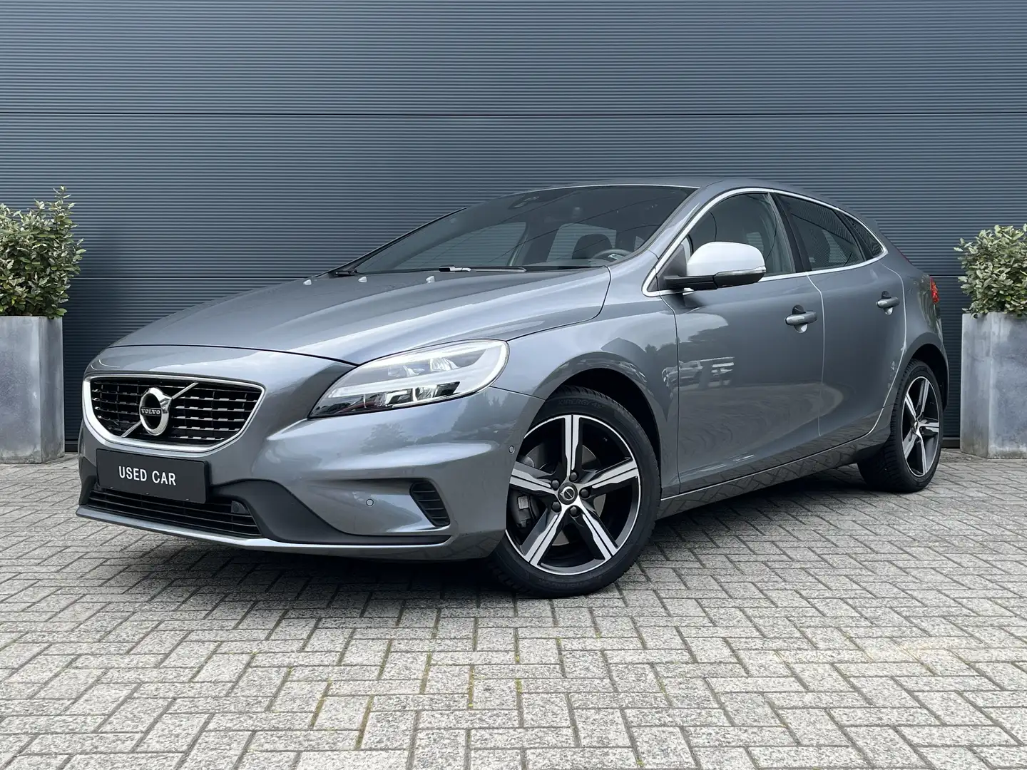 Volvo V40 2.0 T4 Business Sport Grijs - 1