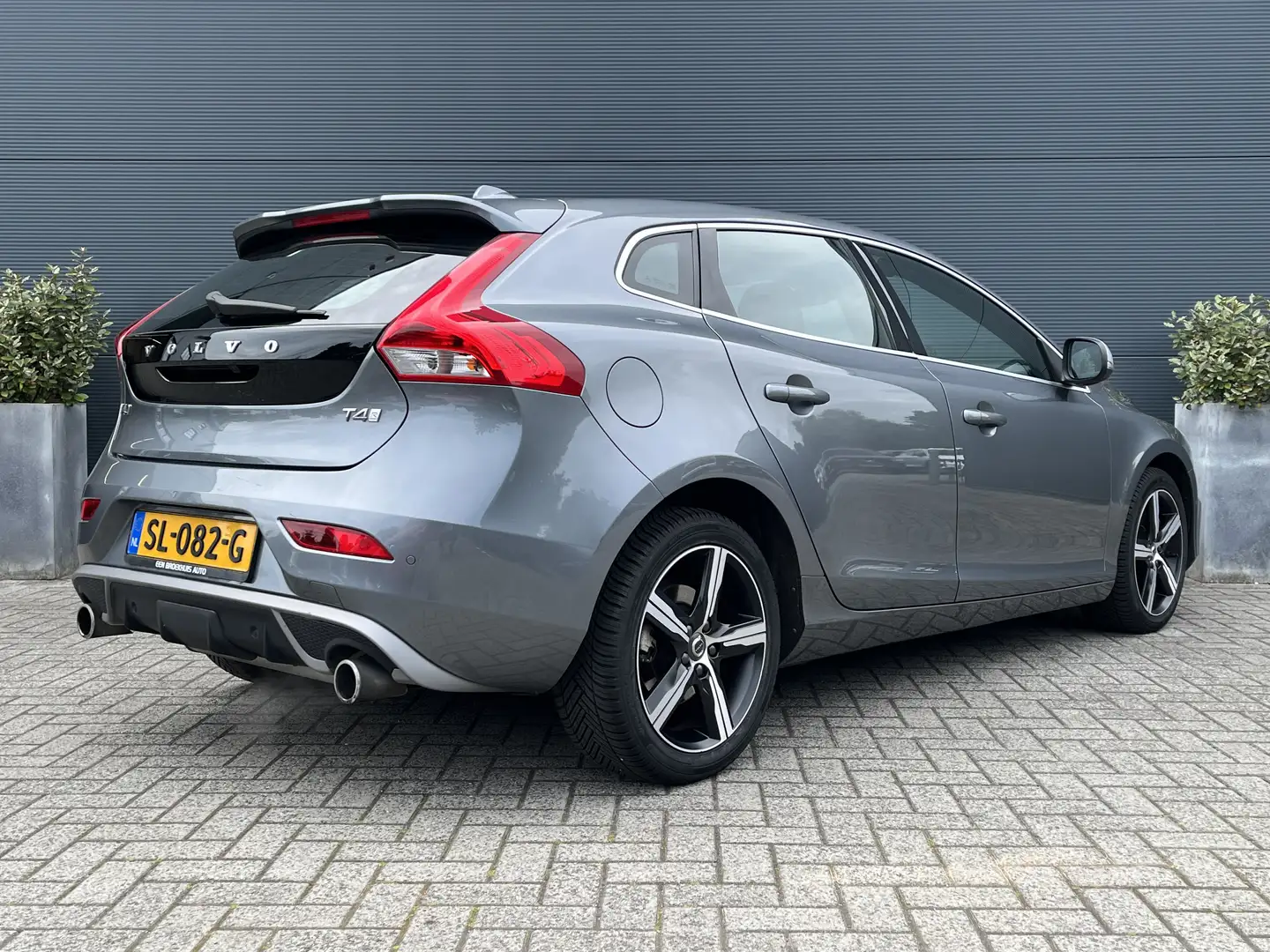 Volvo V40 2.0 T4 Business Sport Grijs - 2