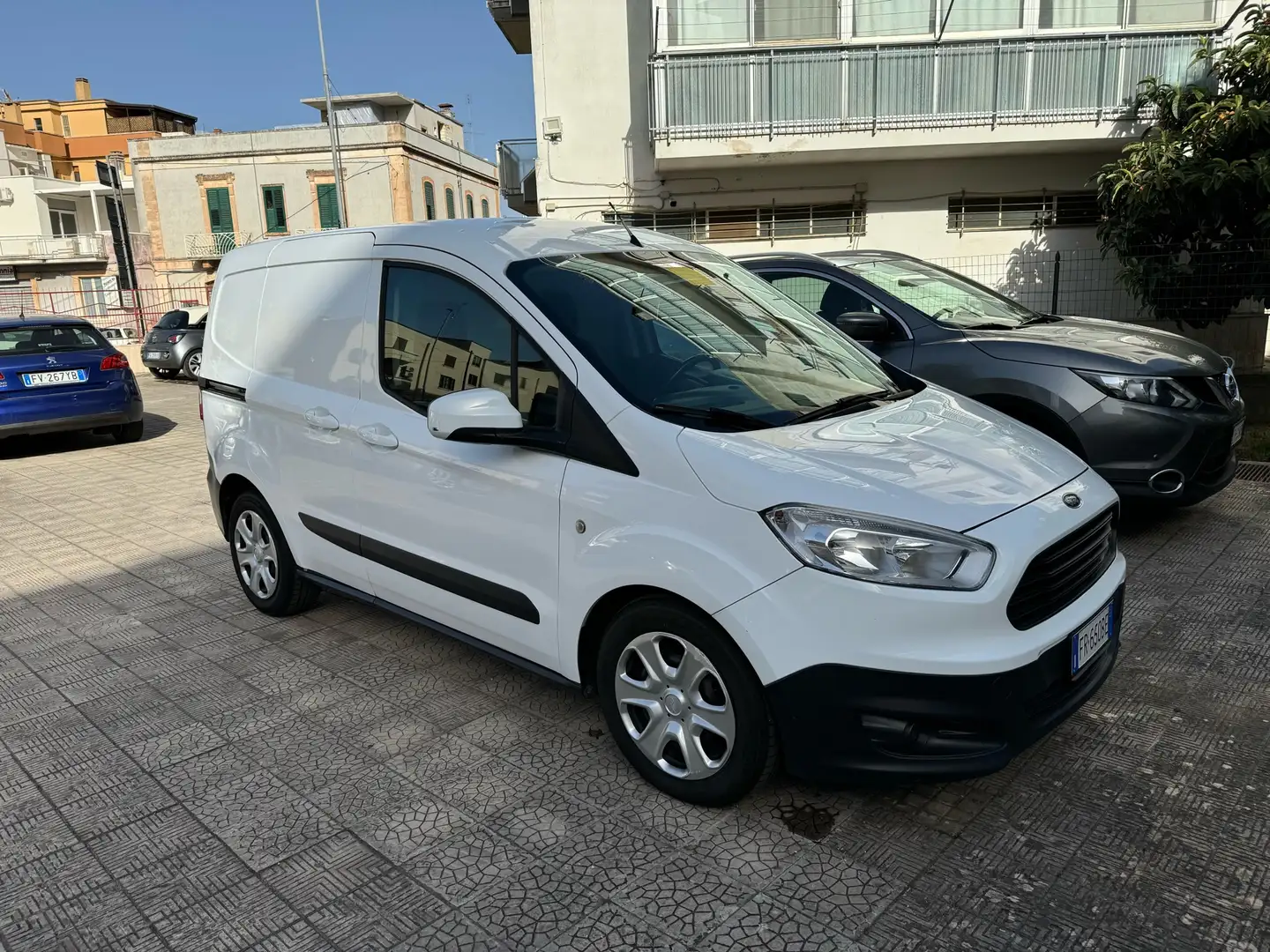 Ford Transit Courier cabina separata per trasporti merci particolari Bianco - 2