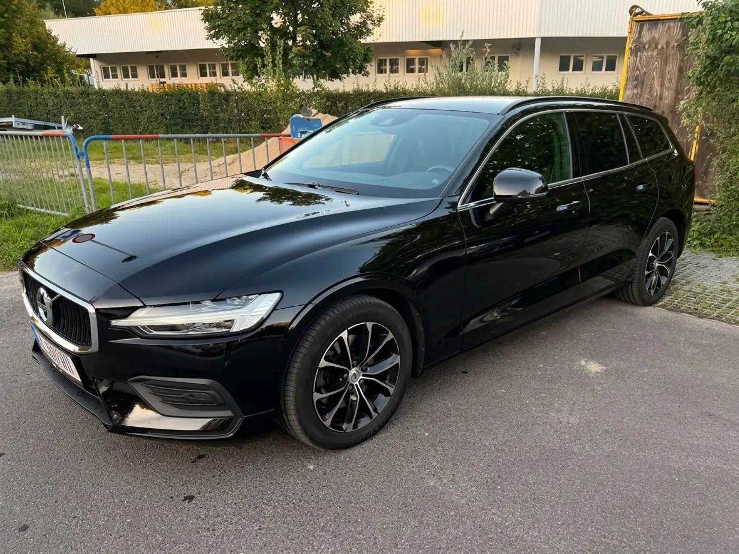 Volvo V60 V60 B4 Momentum Pro Aut. Momentum Pro Schwarz - 1