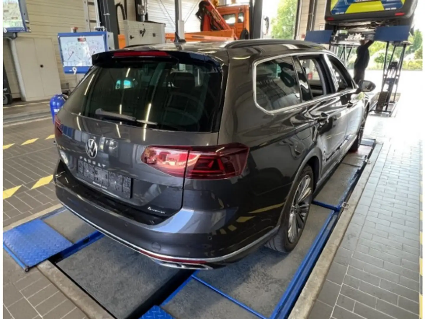 Volkswagen Passat Variant Business R-Line 2.0 TDI 4M AHK/Ka Grau - 2