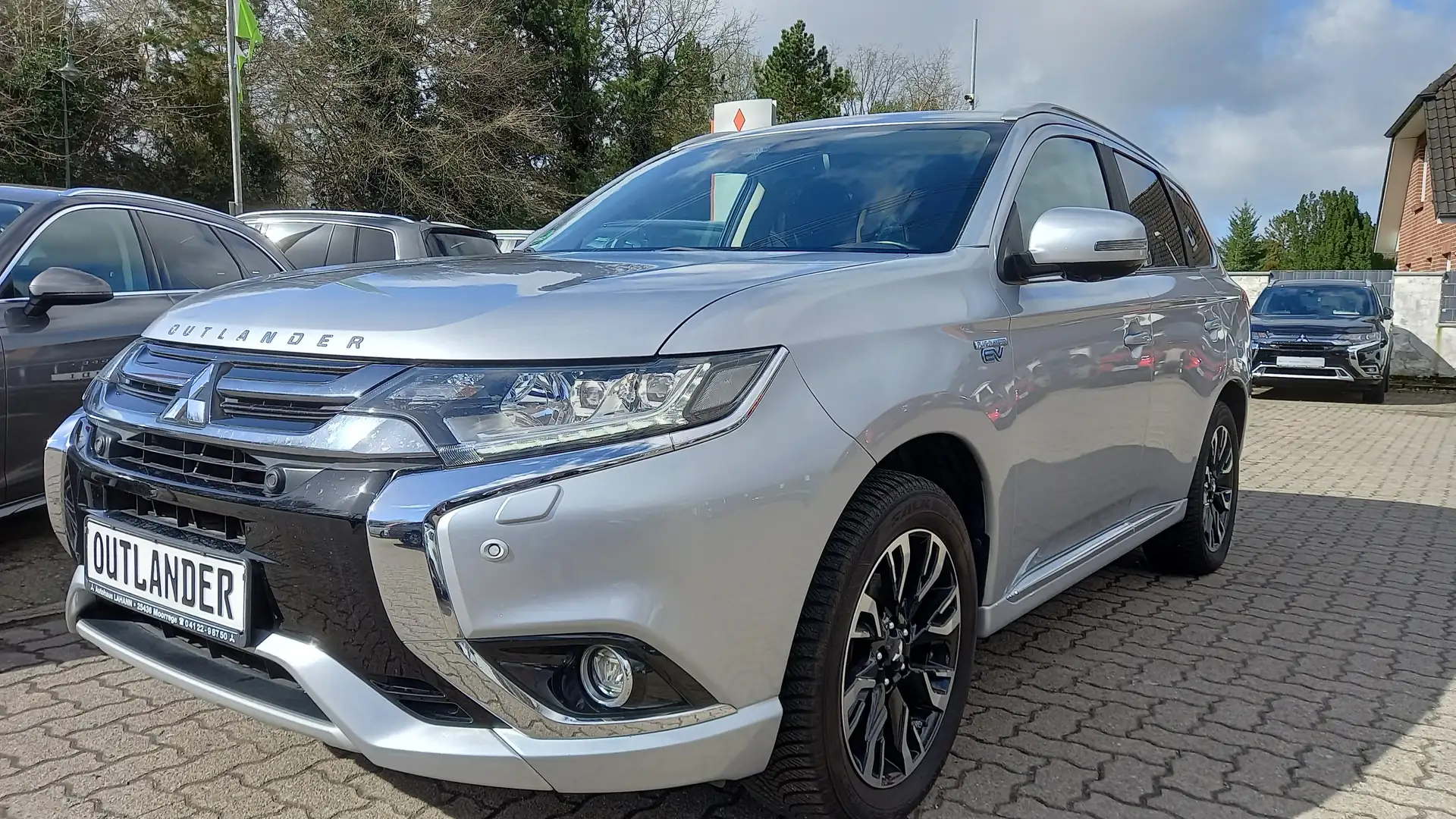 Mitsubishi Outlander PHEV Top 4WD Navi/LED/AHK/ Silber - 1