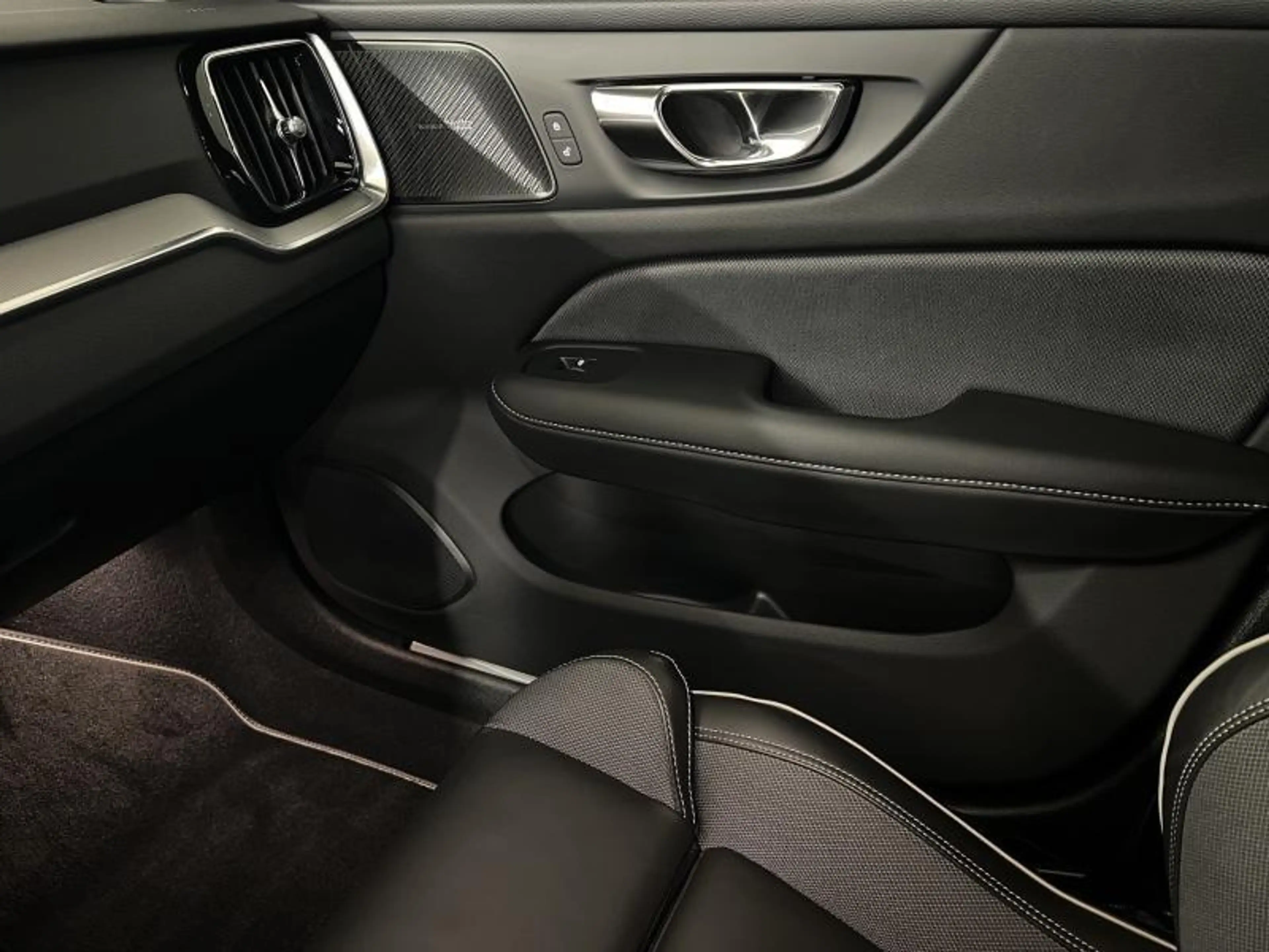 Volvo S60 R-Design — photo 12