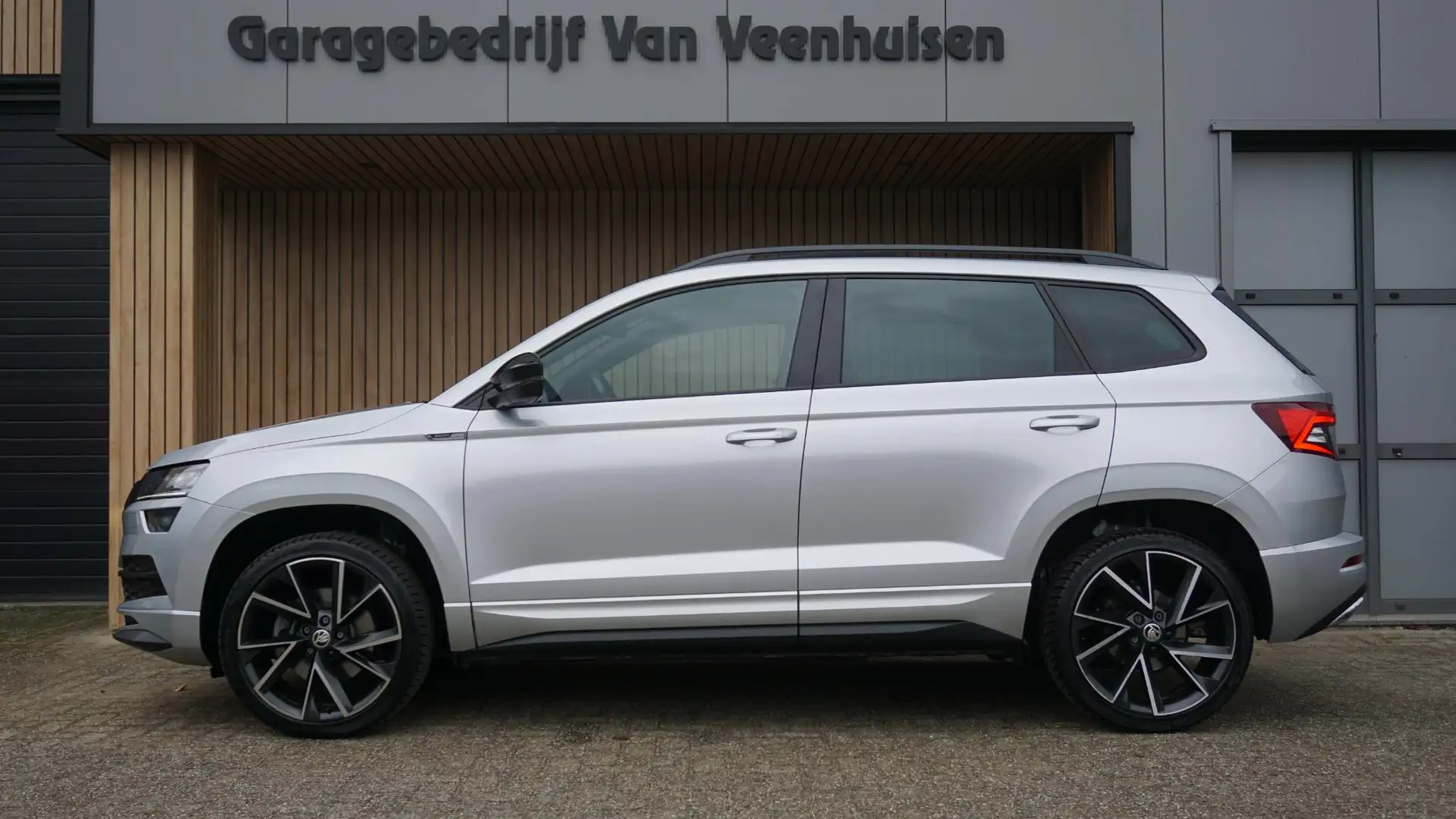 Skoda Karoq 1.5 TSI 150pk DSG Sportline Business Pano.Dak Trek Grijs - 2