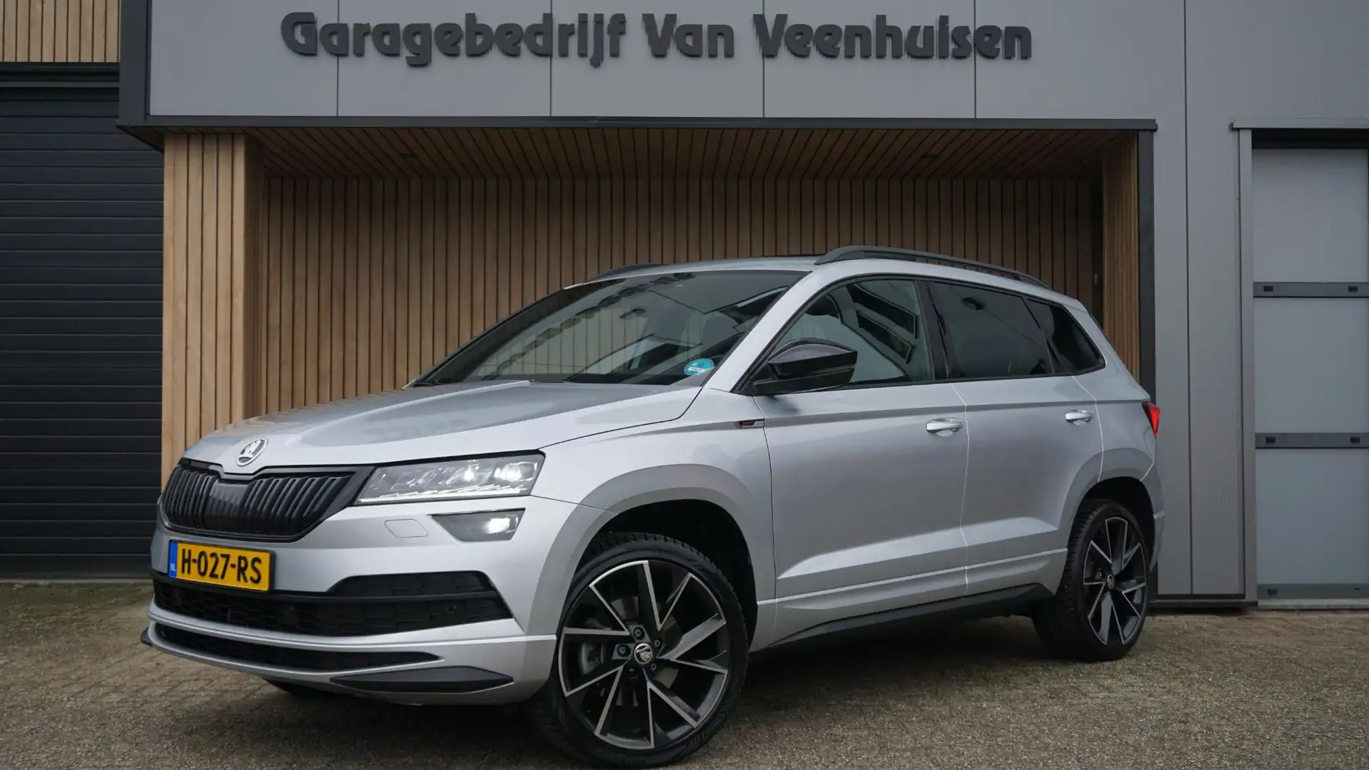 Skoda Karoq 1.5 TSI 150pk DSG Sportline Business Pano.Dak Trek Grijs - 1