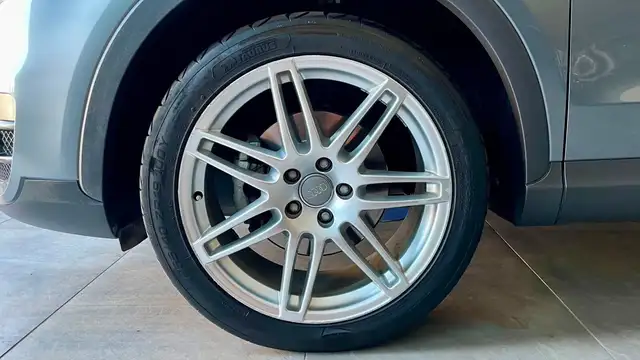 Audi Q3 view 5