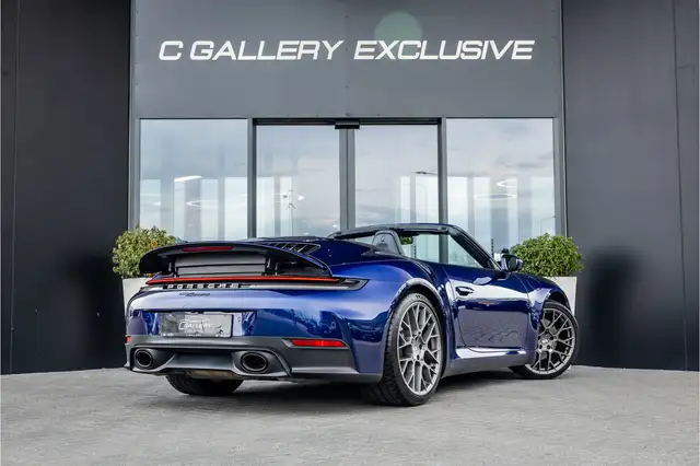 Porsche 911 view 7