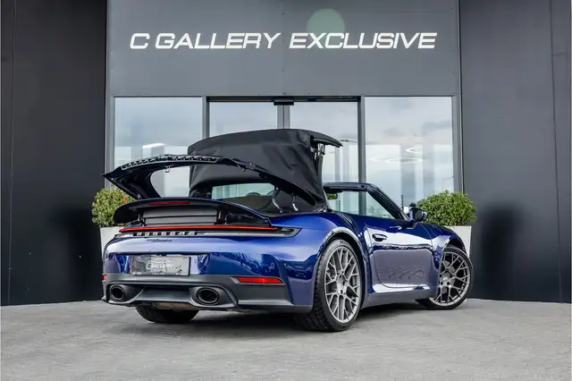 Porsche 911 view 8