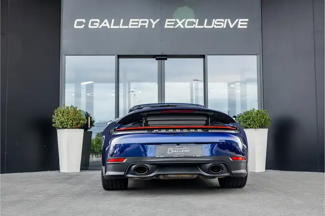 Porsche 911 view 6