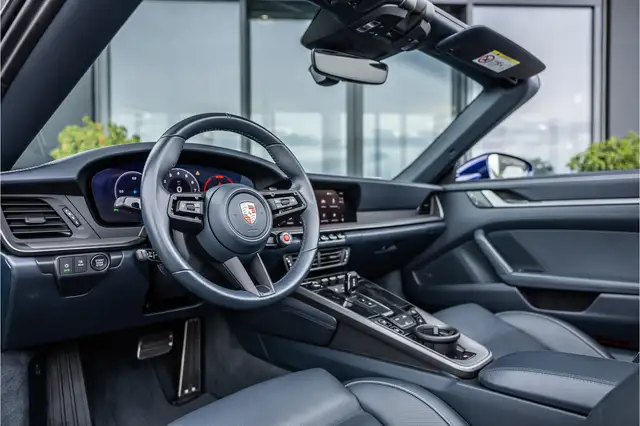Porsche 911 view 10