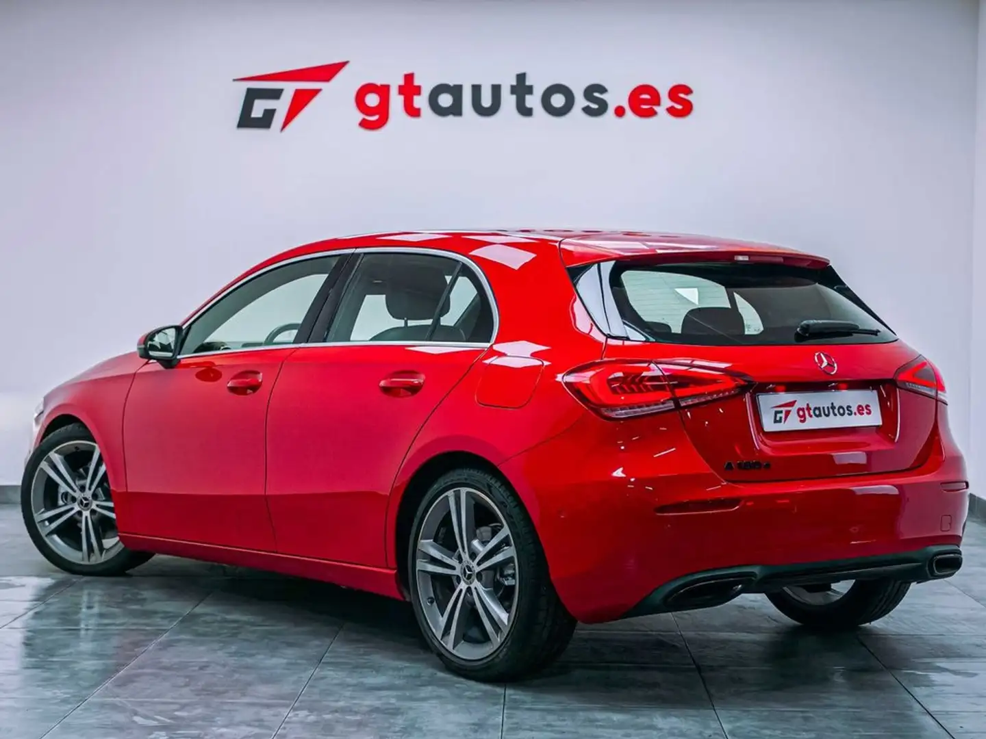 Mercedes-Benz A 180 180d Urban 116CV Rouge - 1