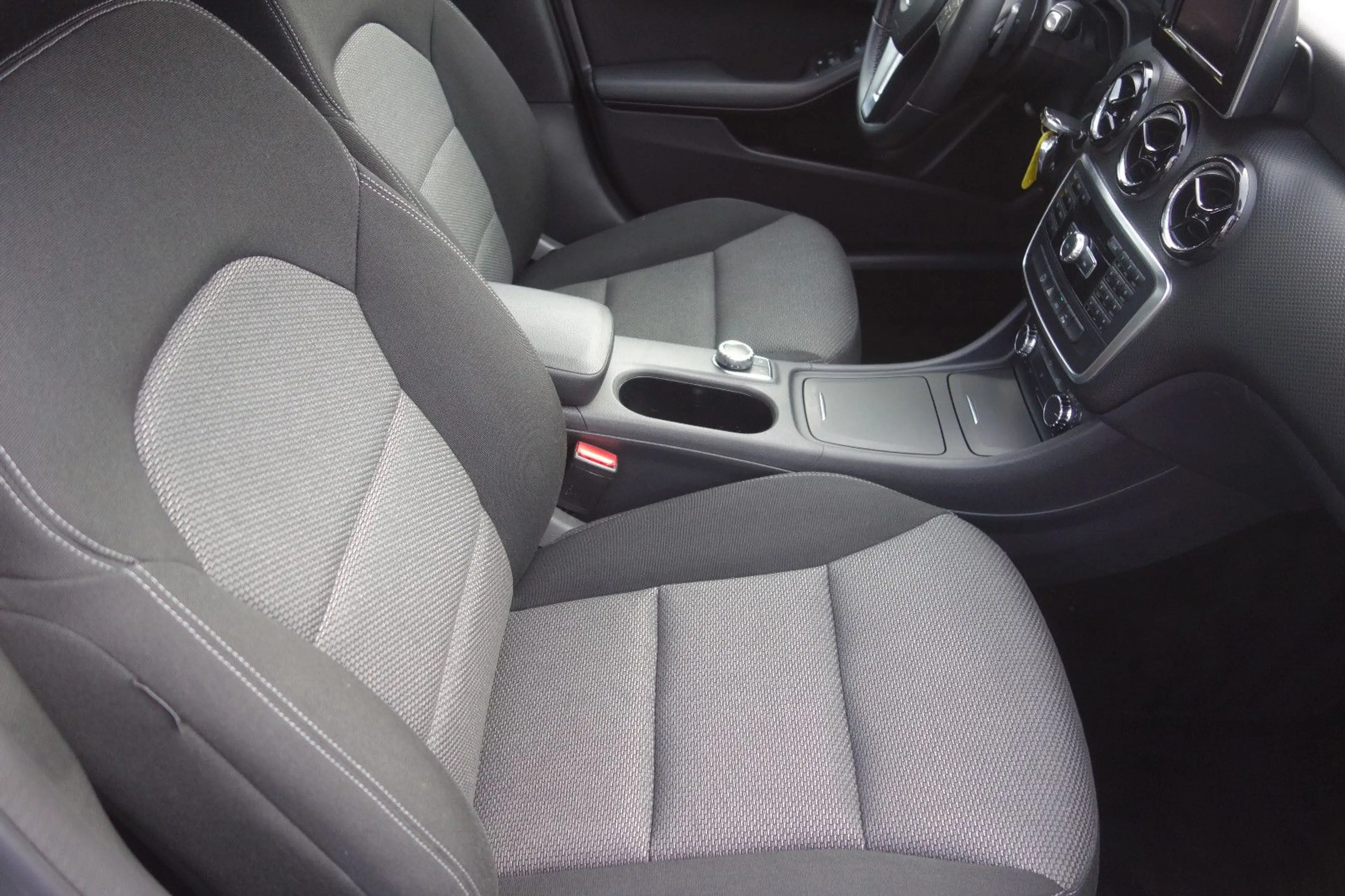Mercedes-Benz A 180 A 180 BlueEfficiency Automatik — photo 15