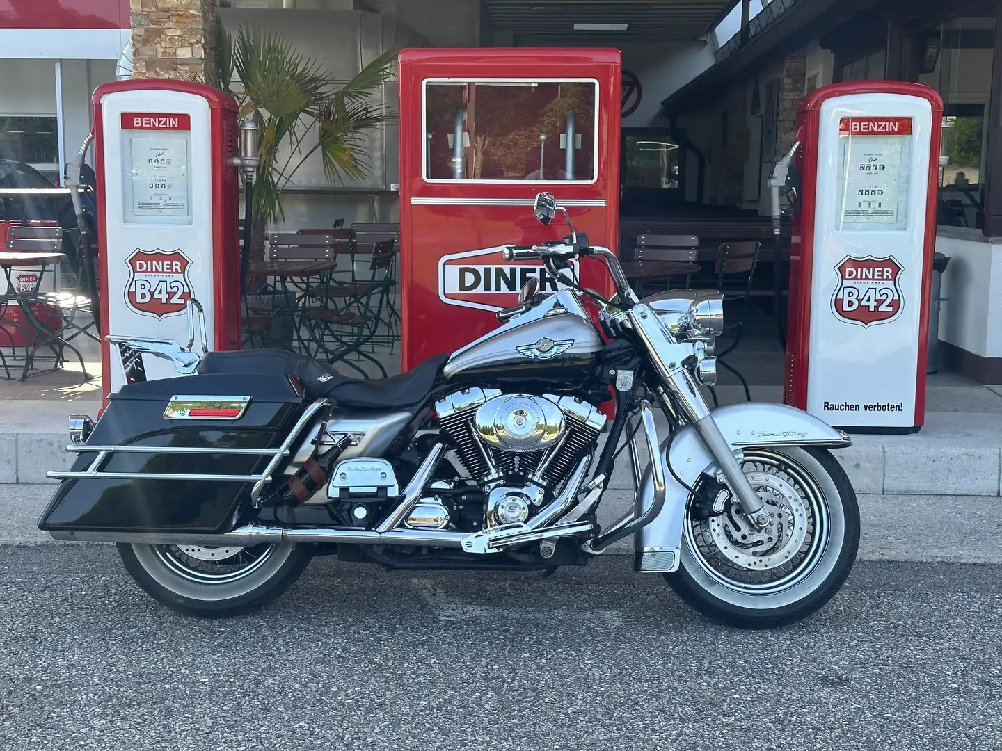 Harley-Davidson Road King Classic 100th Anniversary srebrna - 1