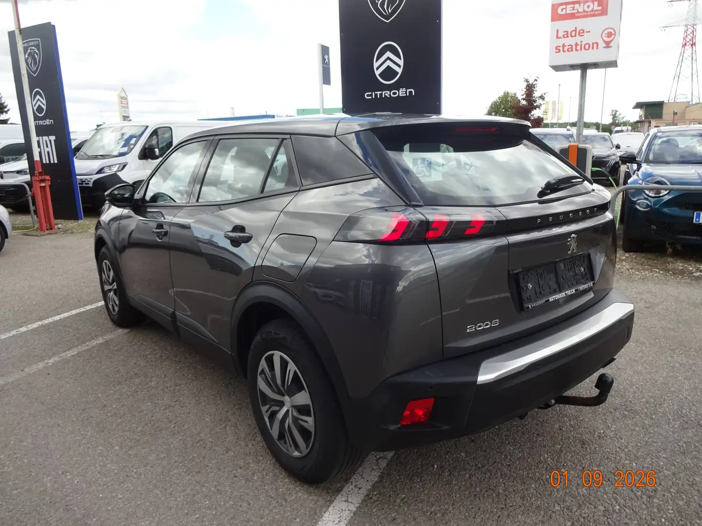 Peugeot 2008 Active PT100 Grau - 2