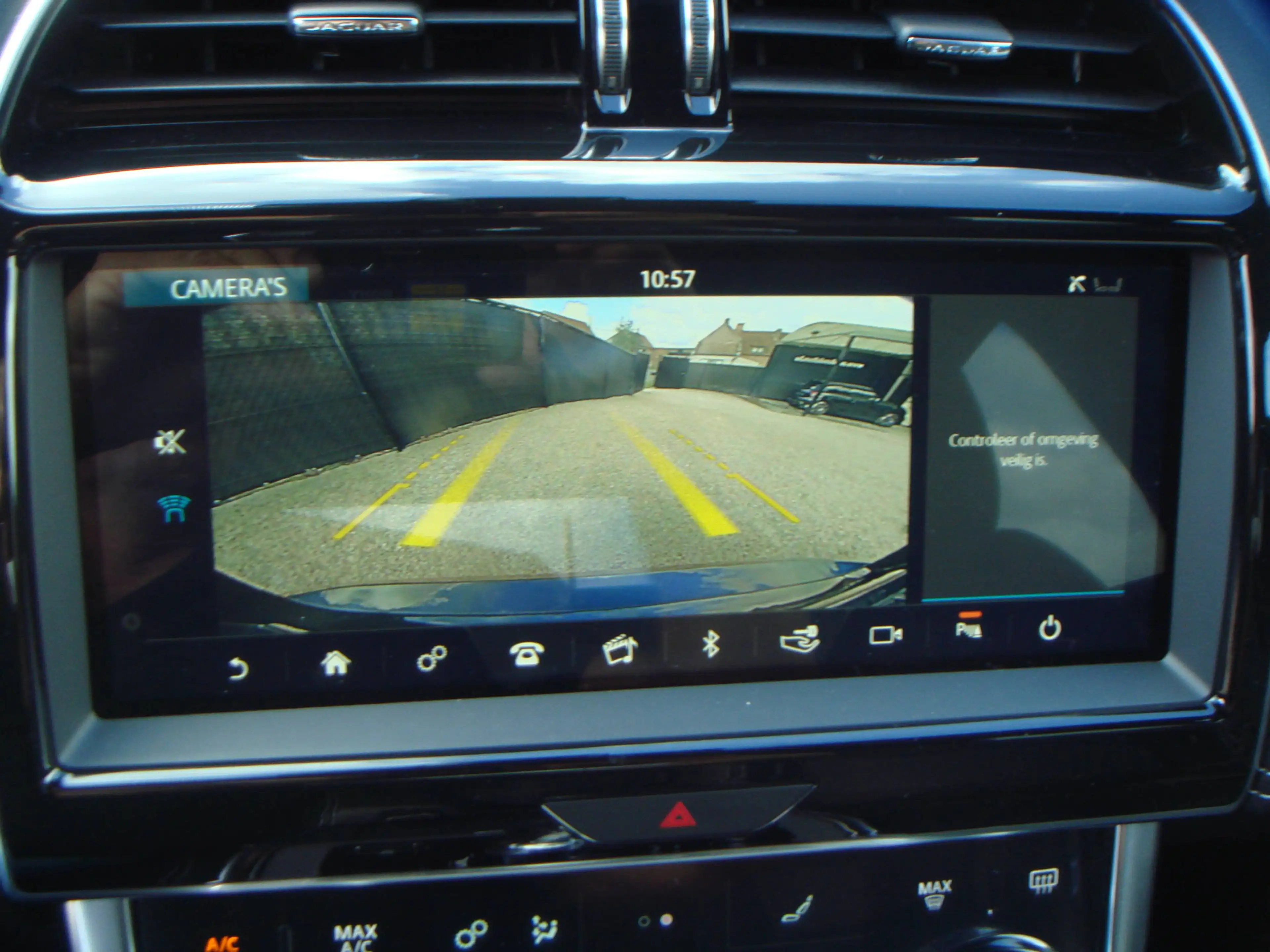 Jaguar XE 2.0 R-DYNAMIC * LEDER * MERIDIAN * CAMERA * SLECHTS 30 000 KM !!! — photo 12