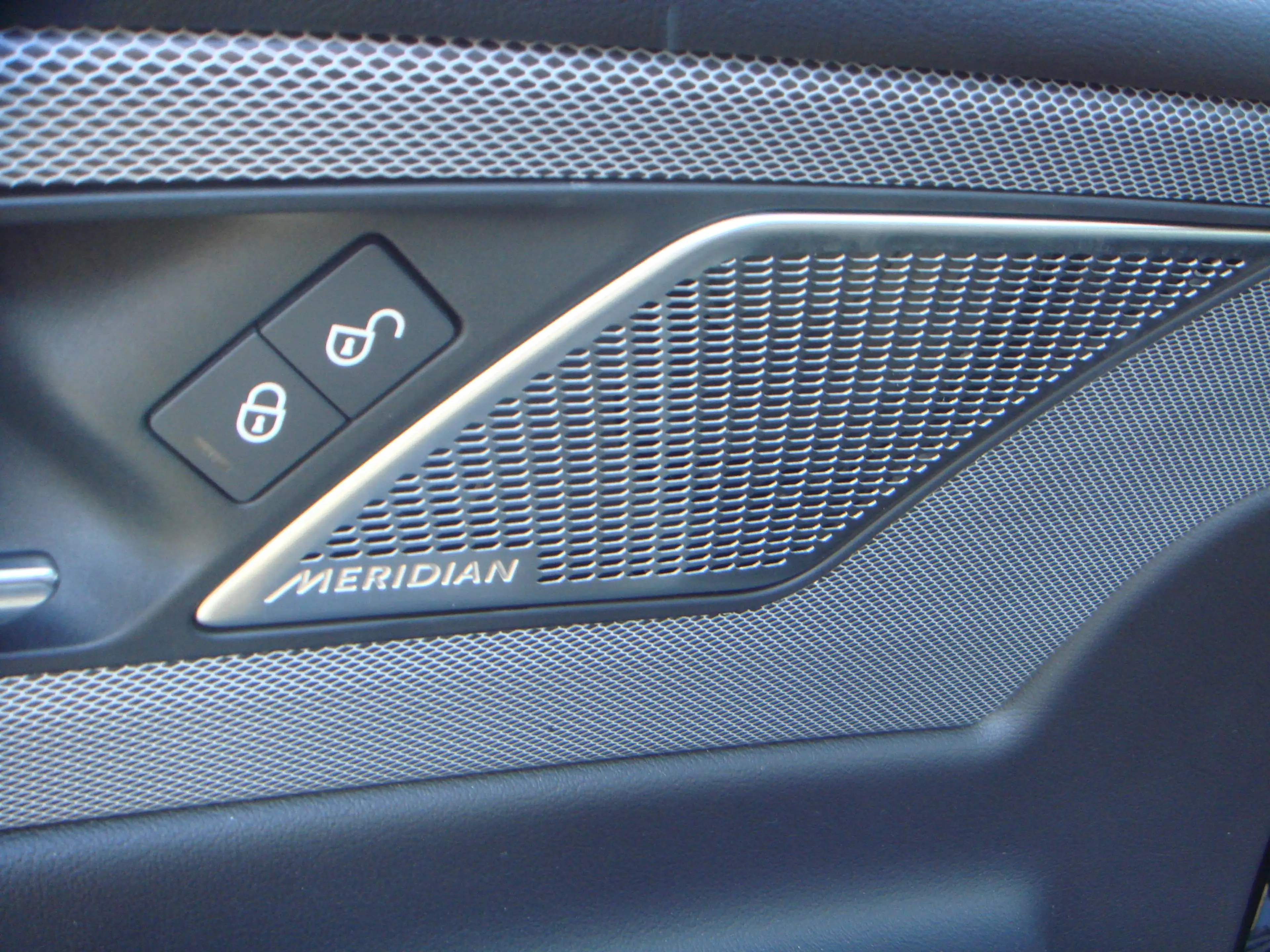 Jaguar XE 2.0 R-DYNAMIC * LEDER * MERIDIAN * CAMERA * SLECHTS 30 000 KM !!! — photo 13