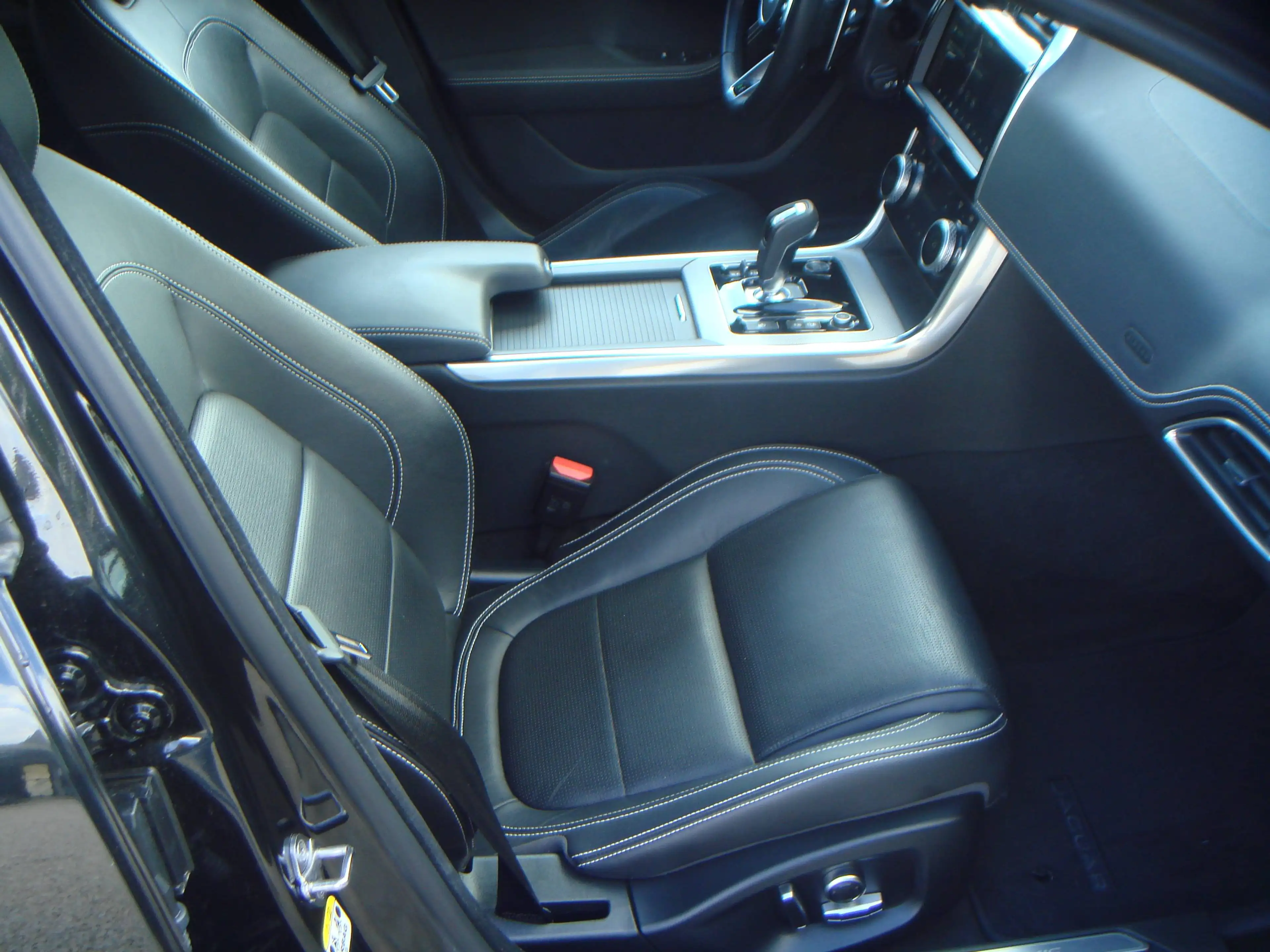 Jaguar XE 2.0 R-DYNAMIC * LEDER * MERIDIAN * CAMERA * SLECHTS 30 000 KM !!! — photo 7