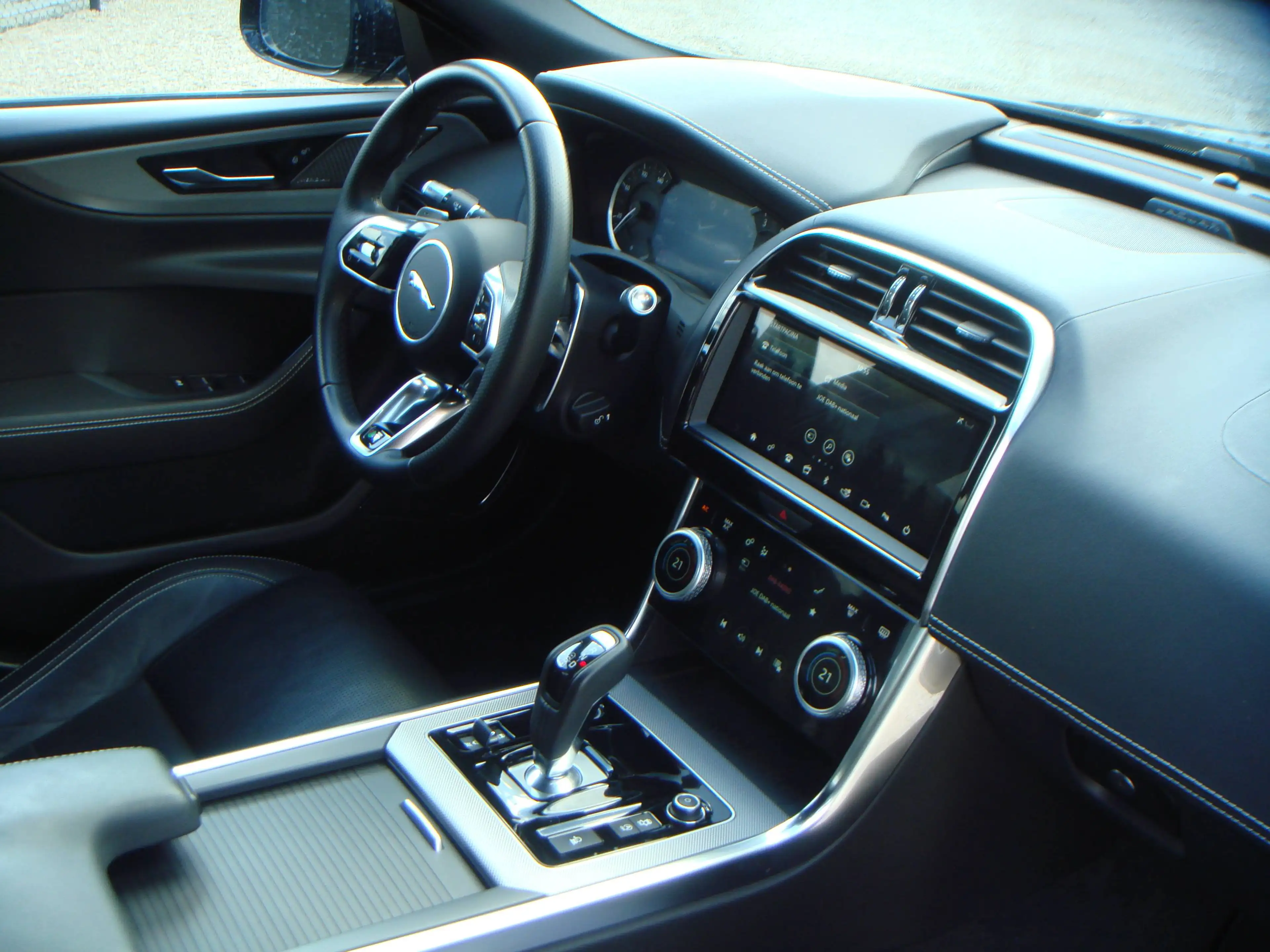 Jaguar XE 2.0 R-DYNAMIC * LEDER * MERIDIAN * CAMERA * SLECHTS 30 000 KM !!! — photo 6