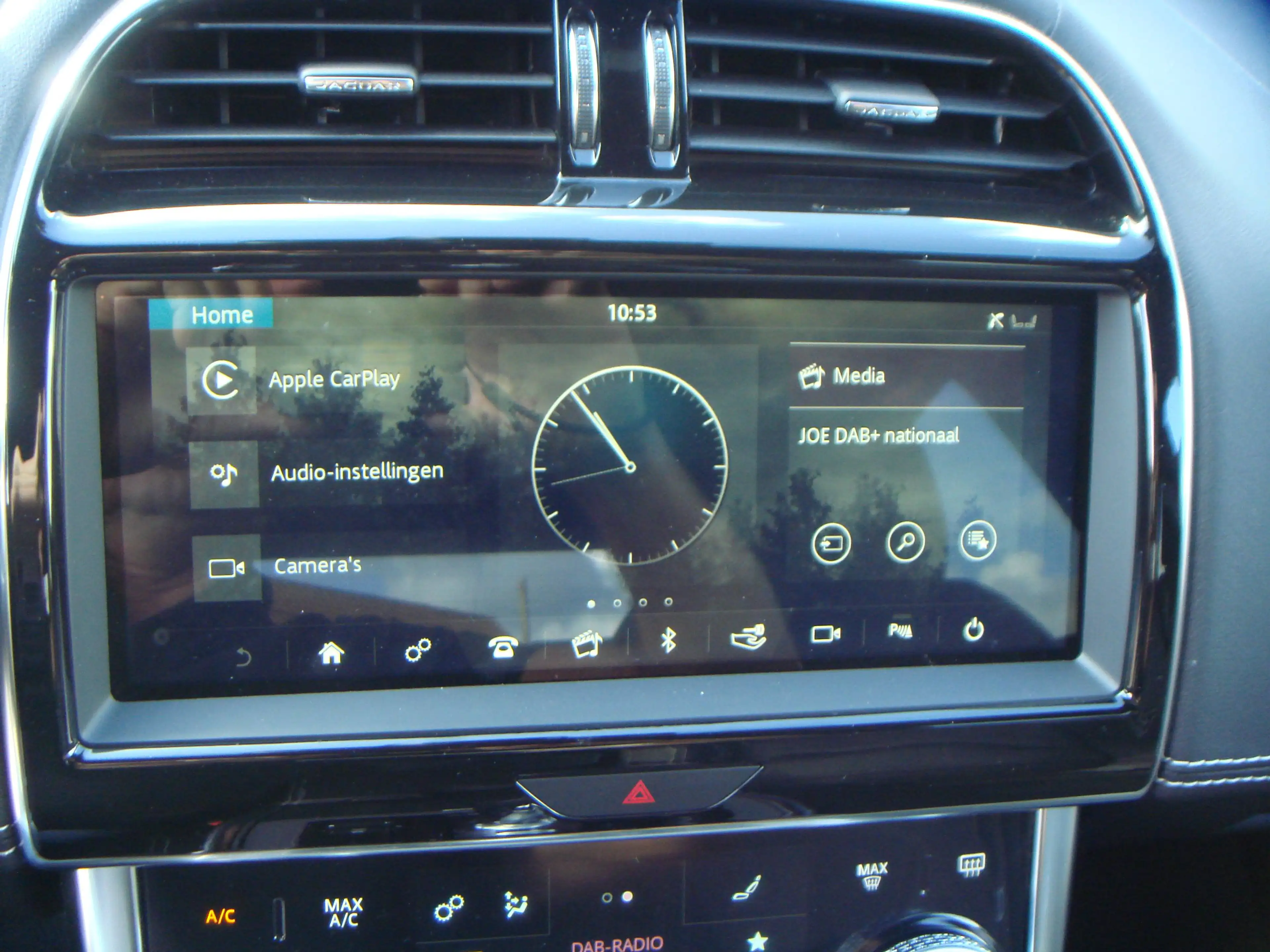 Jaguar XE 2.0 R-DYNAMIC * LEDER * MERIDIAN * CAMERA * SLECHTS 30 000 KM !!! — photo 8