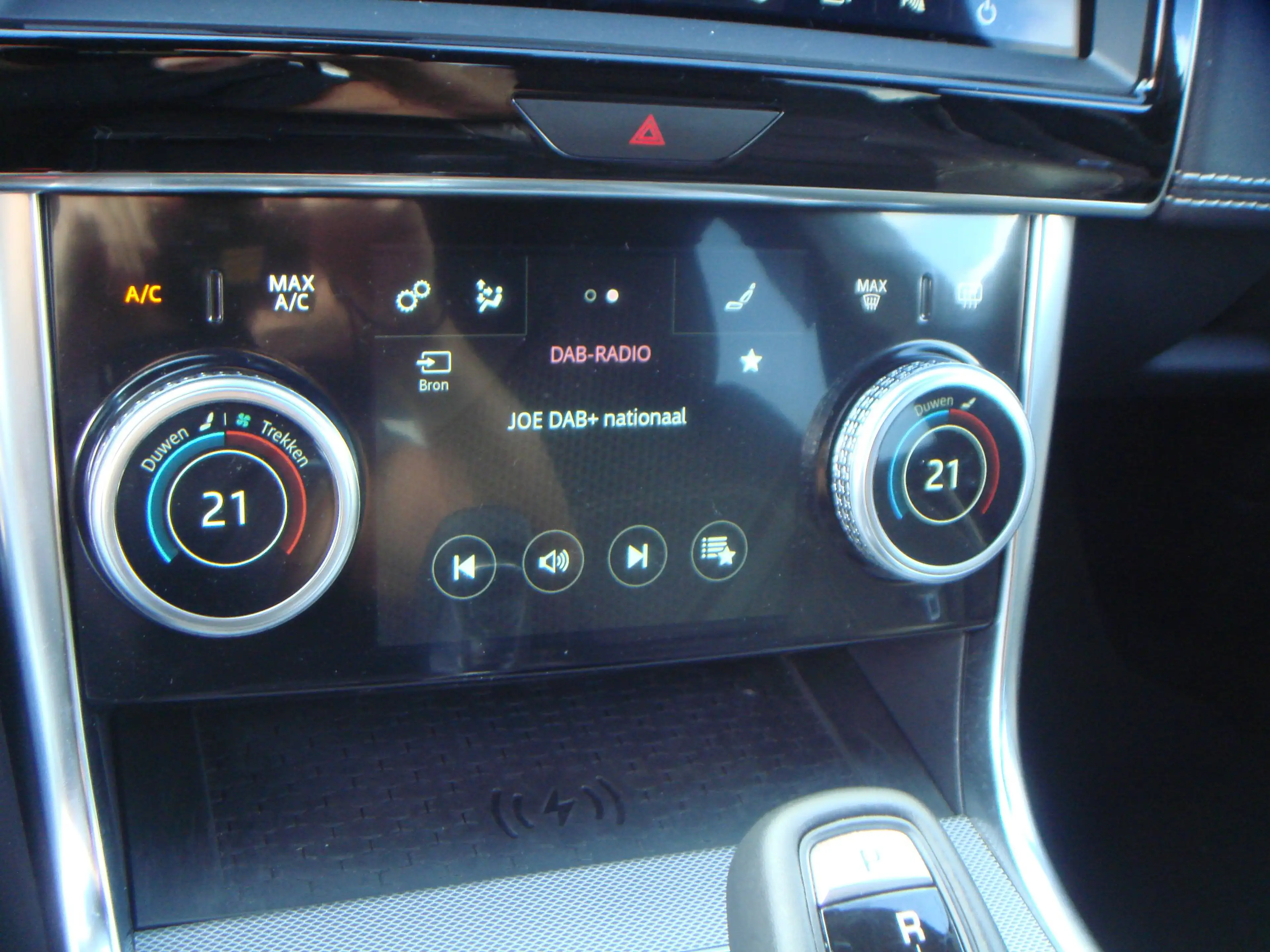 Jaguar XE 2.0 R-DYNAMIC * LEDER * MERIDIAN * CAMERA * SLECHTS 30 000 KM !!! — photo 10