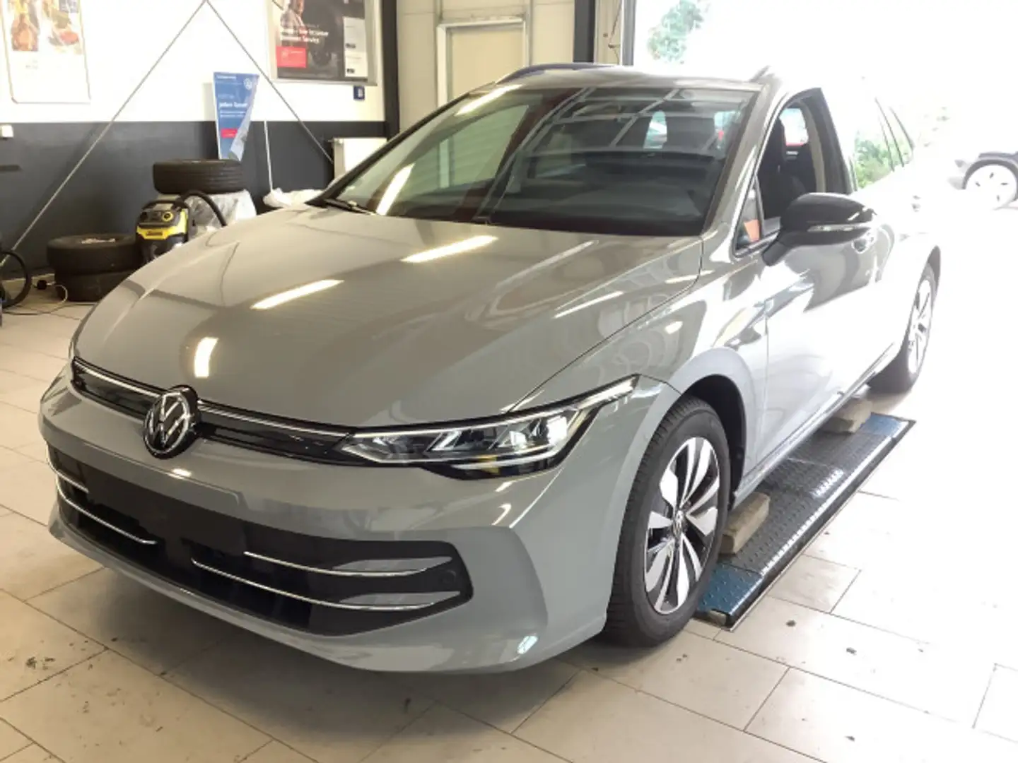 Volkswagen Golf Variant Golf VIII Variant 1.5 eTSI Goal DSG CarPlay LED Grijs - 2
