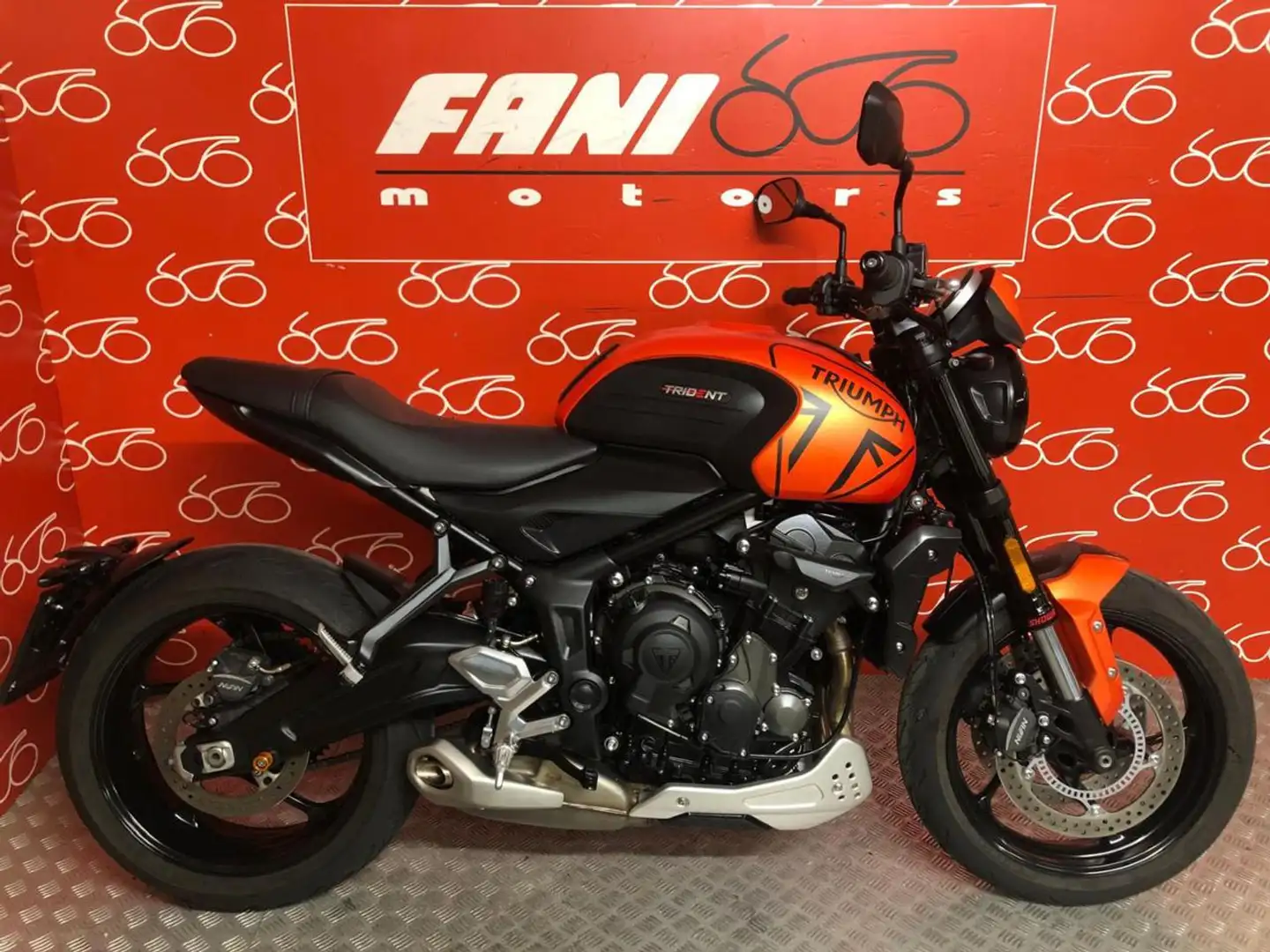 Triumph Trident 660 . Orange - 1