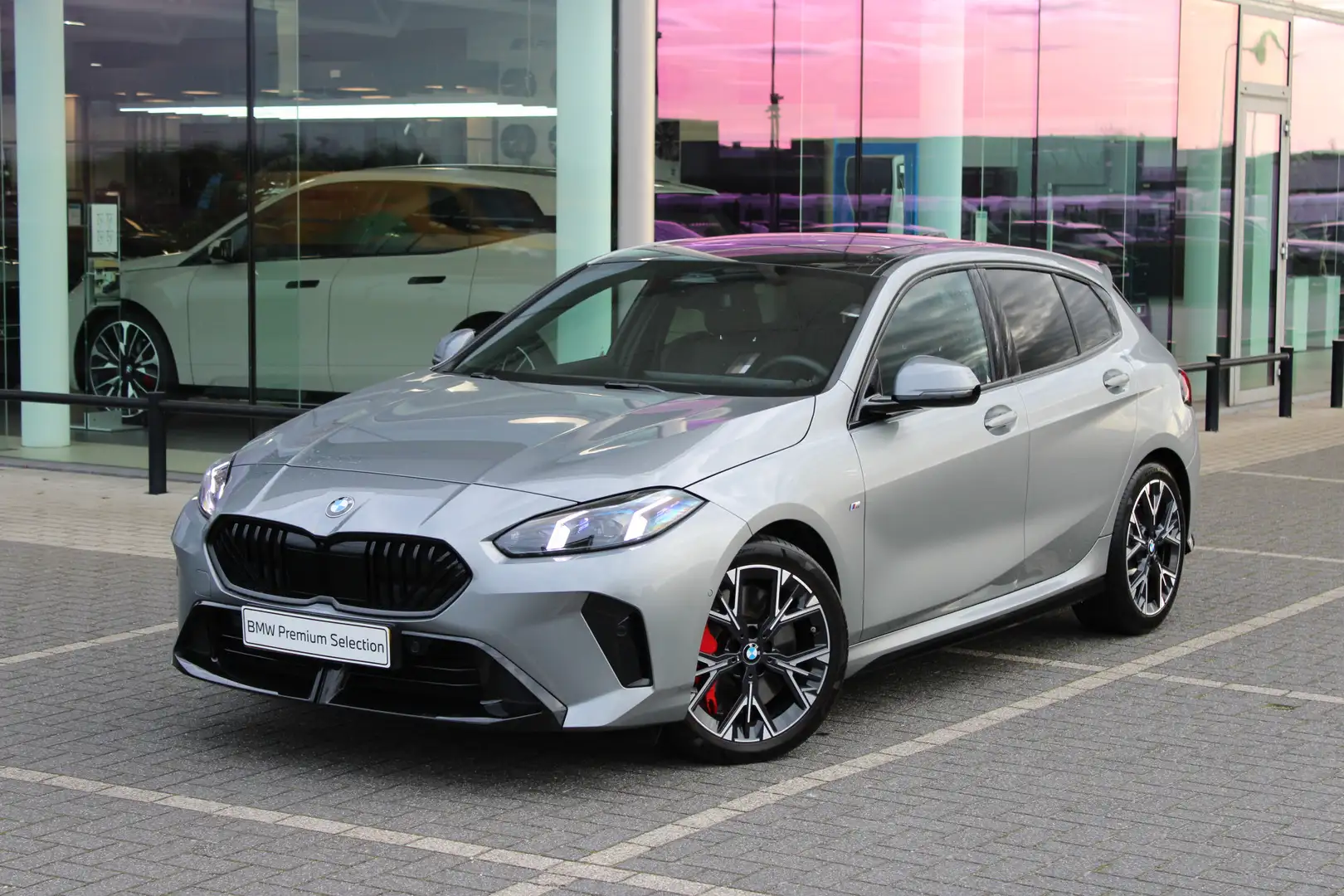BMW 120 1 Serie M Sport Automaat / Panoramadak / Sportstoe Gris - 2