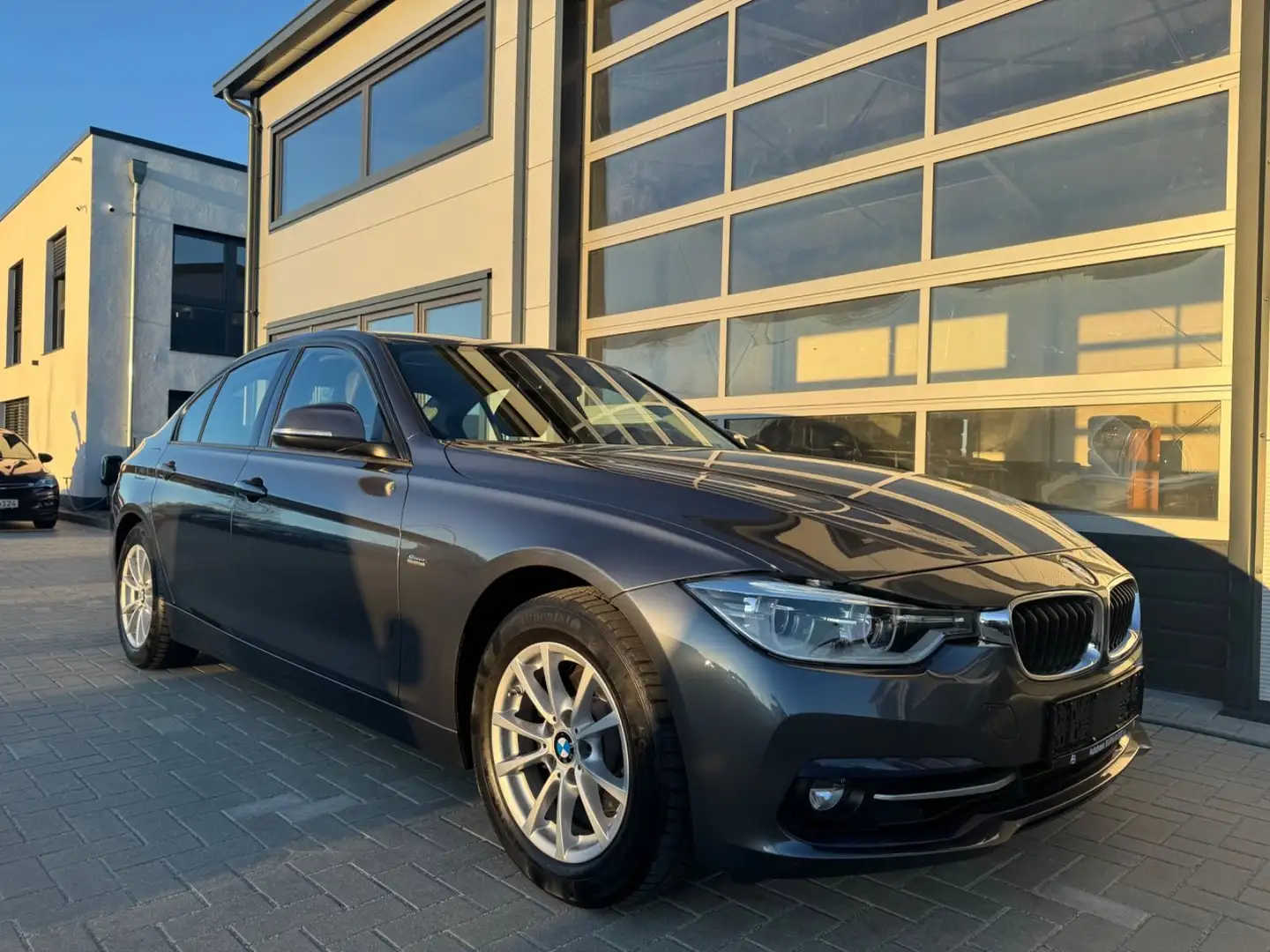 BMW 320 i Sport Line LED LEDER NAVI PDC Grau - 1