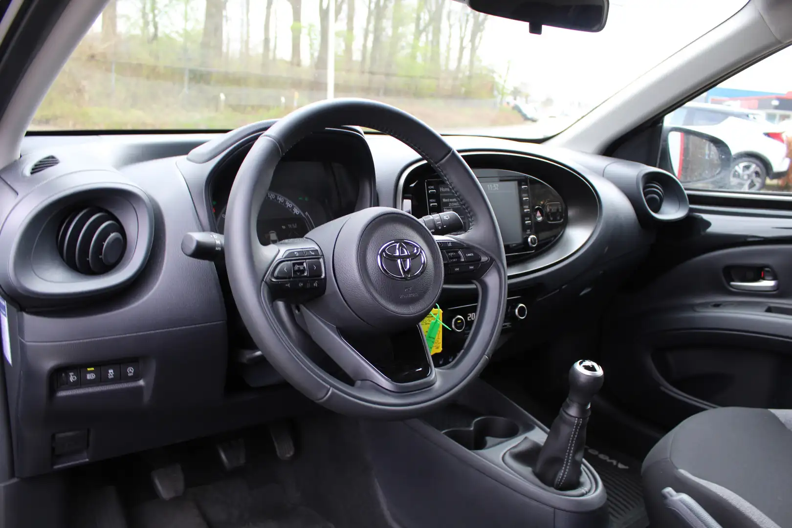 Toyota Aygo X 1.0 VVT-i MT First | Rijklaar | Stoelverwarming | Zwart - 2