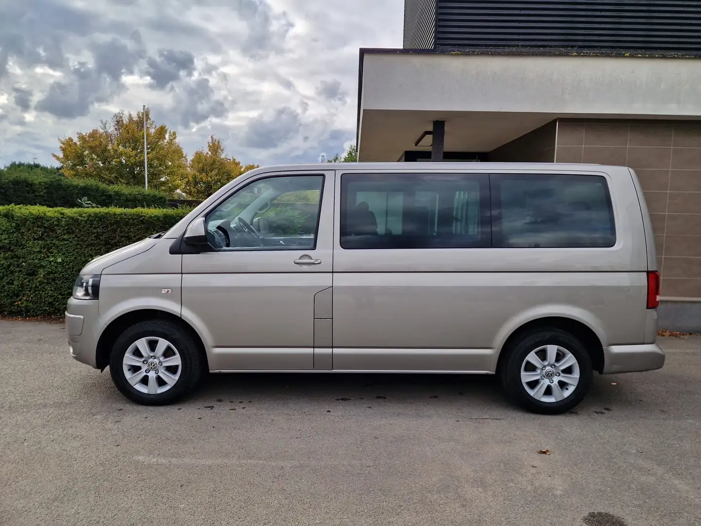 Volkswagen T5 Multivan 1e eig, Ohboek, Airco, trekhaak, PDC *garantie* Beige - 2