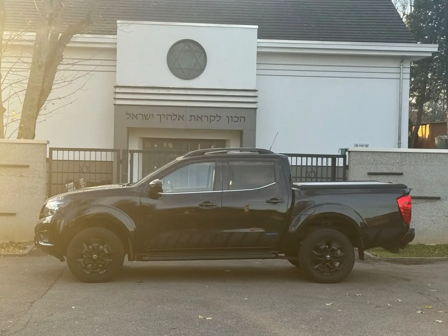 Nissan Navara NP300 N-Guard Double Cab 4x4 Schwarz - 2