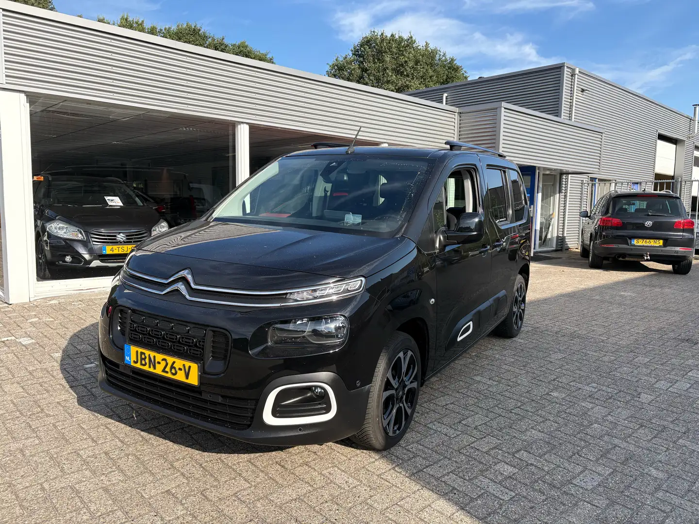 Citroen Berlingo 1.2 PureTech Shine, automaat Zwart - 1