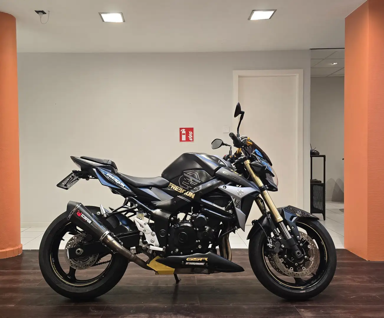 Suzuki GSR 750 - 1