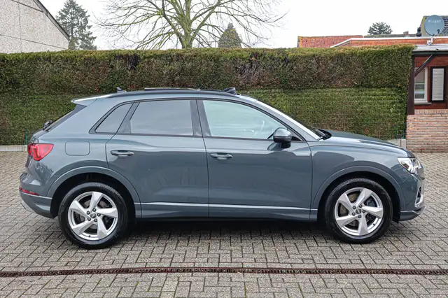Audi Q3 view 4